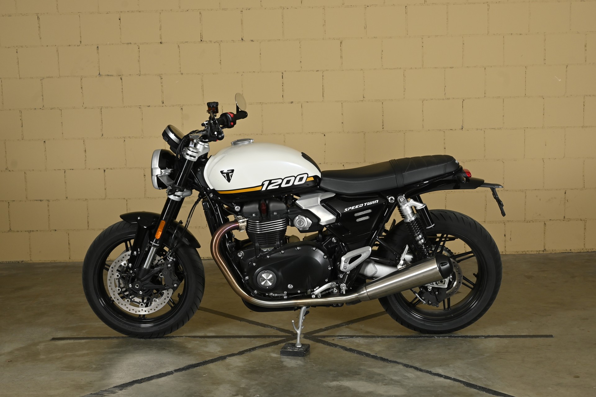 TRIUMPH 1200-showroom-element-3