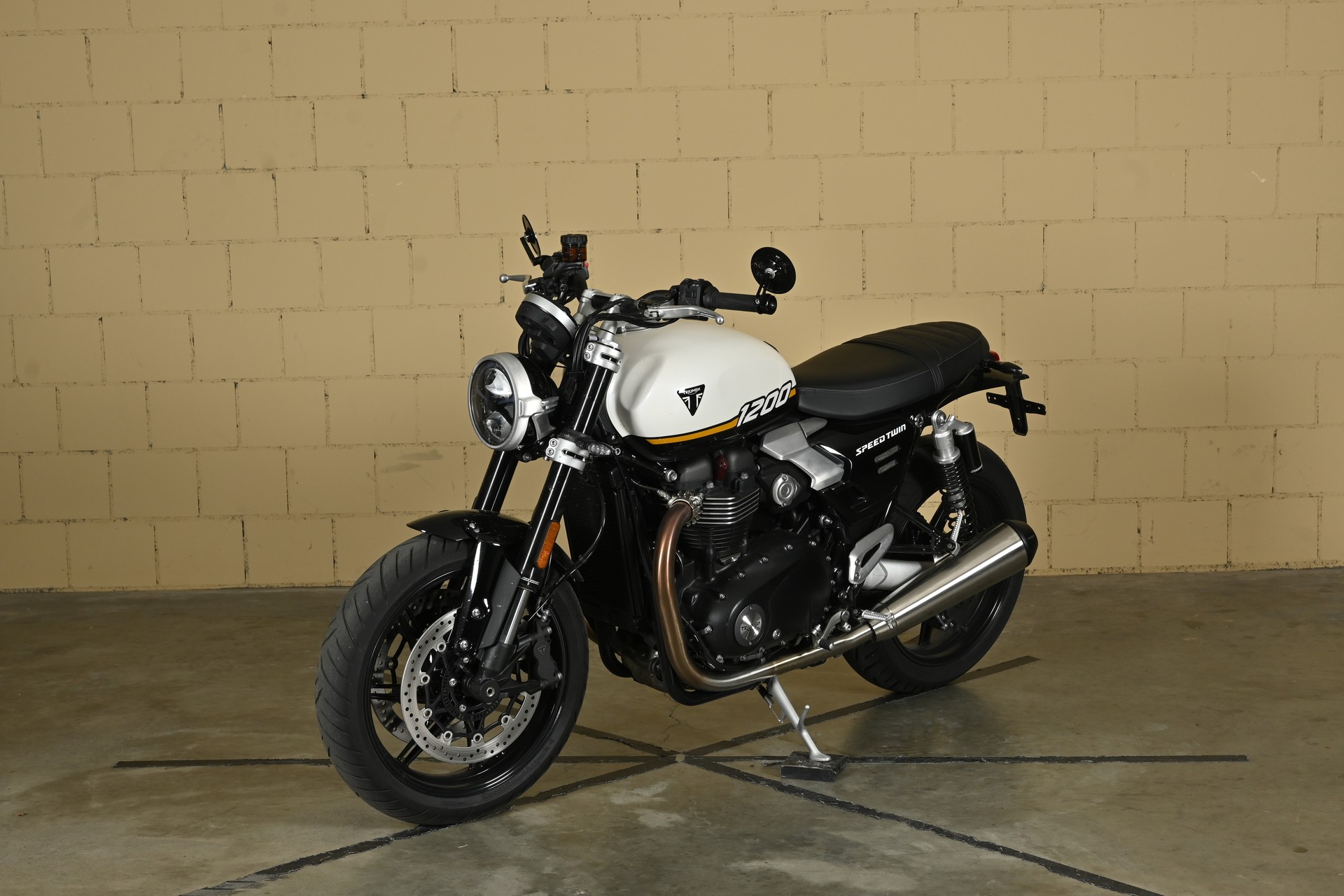 TRIUMPH 1200-showroom-element-2