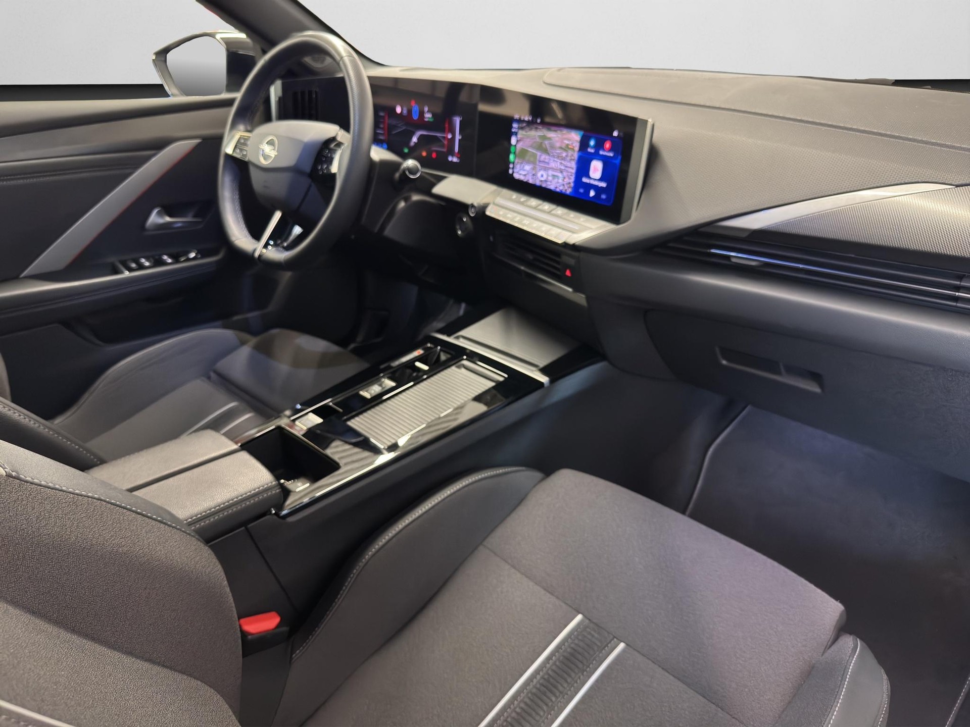 OPEL Astra 1.6 T PHEV 180 Swiss Plus-image-12
