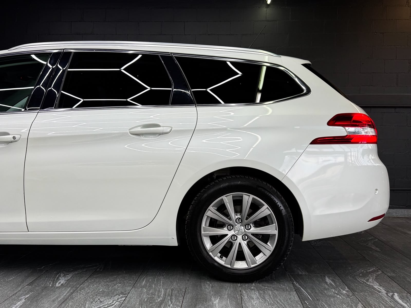 PEUGEOT 308 SW 1.2 THP Allure-image-5