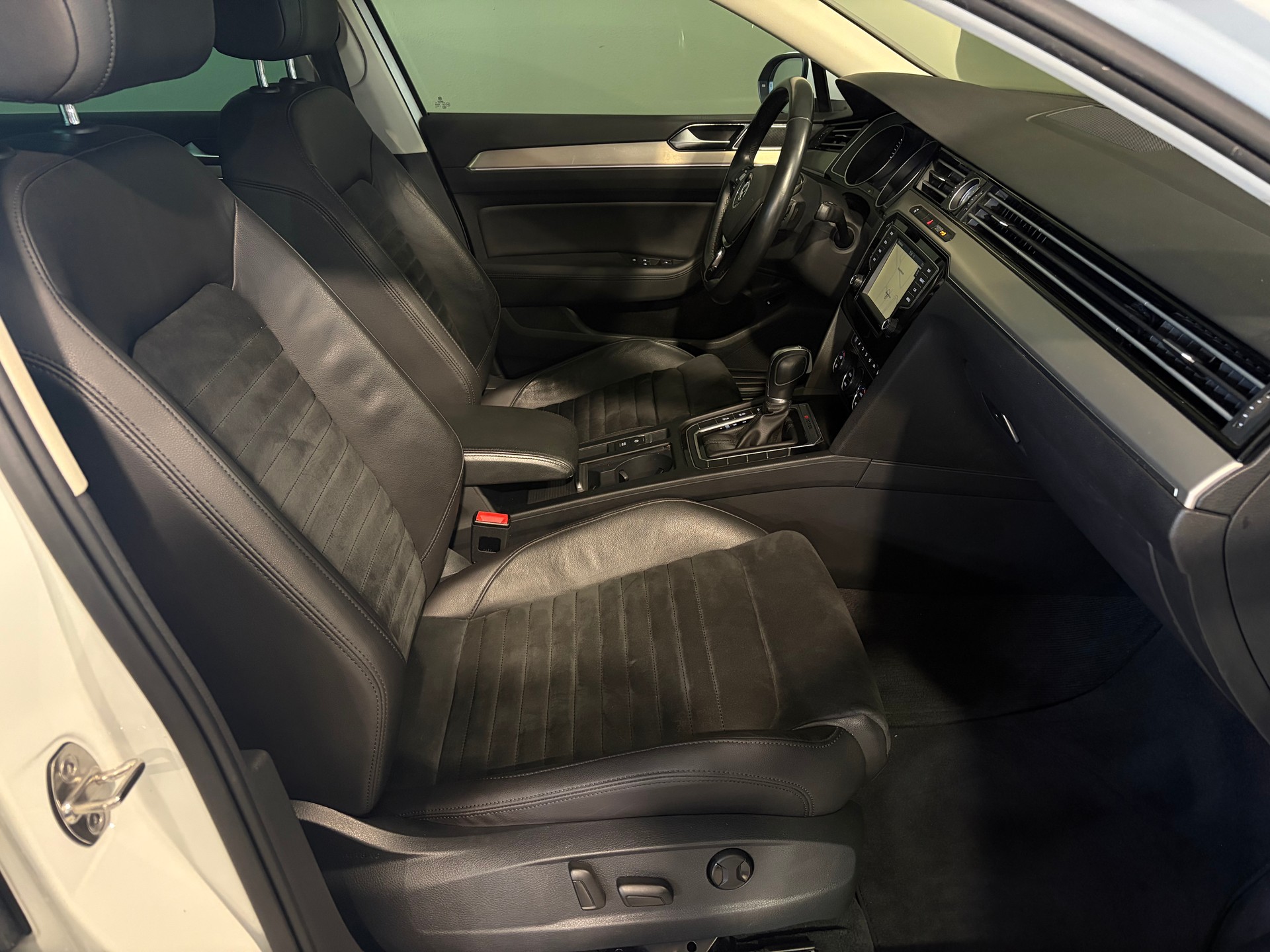 VW Passat Variant 2.0 TDI BMT High. DSG 4Motion "Ab MFK*-image-18