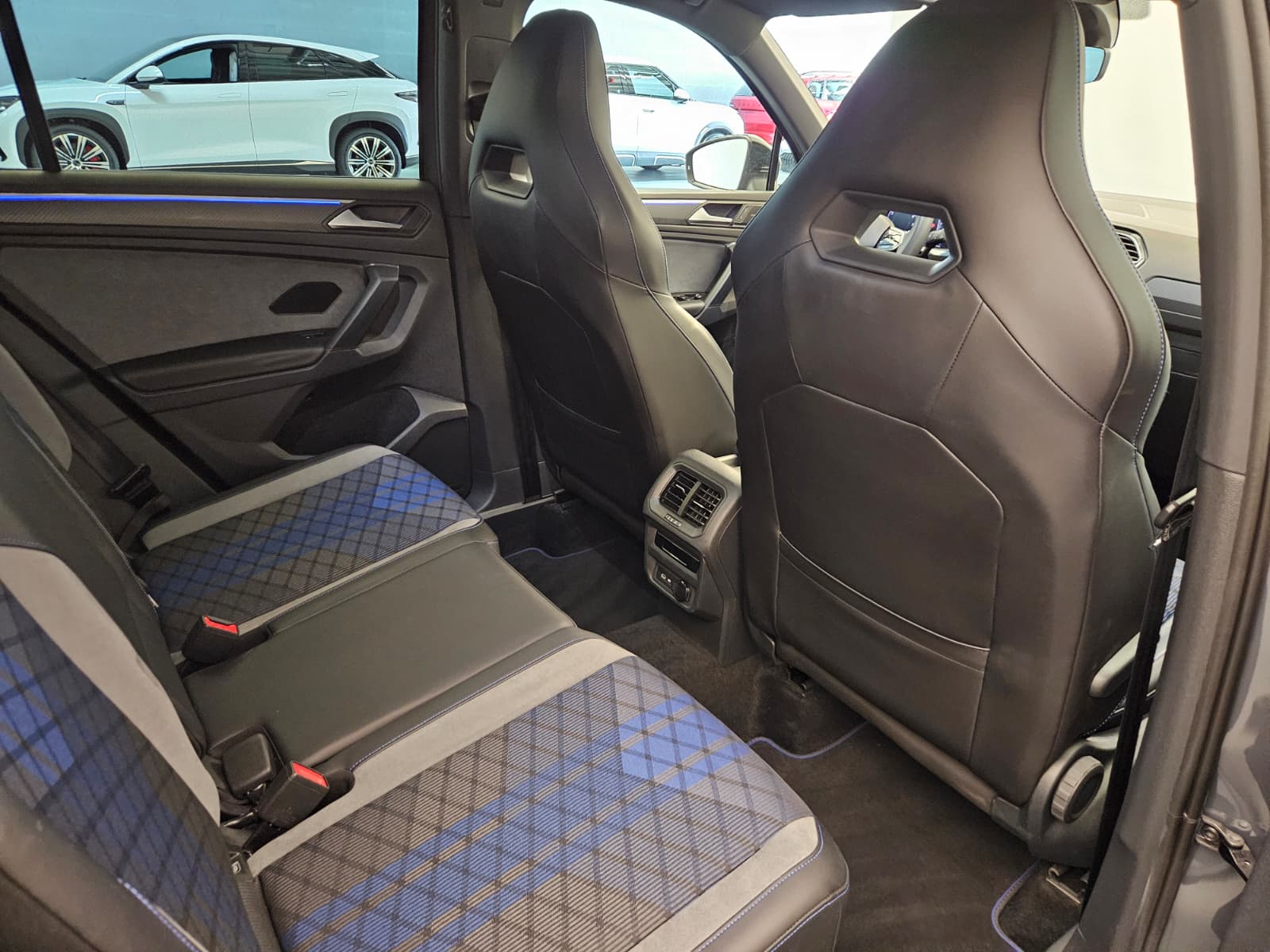 VW Tiguan 2.0TSI R 4Motion DSG-image-13