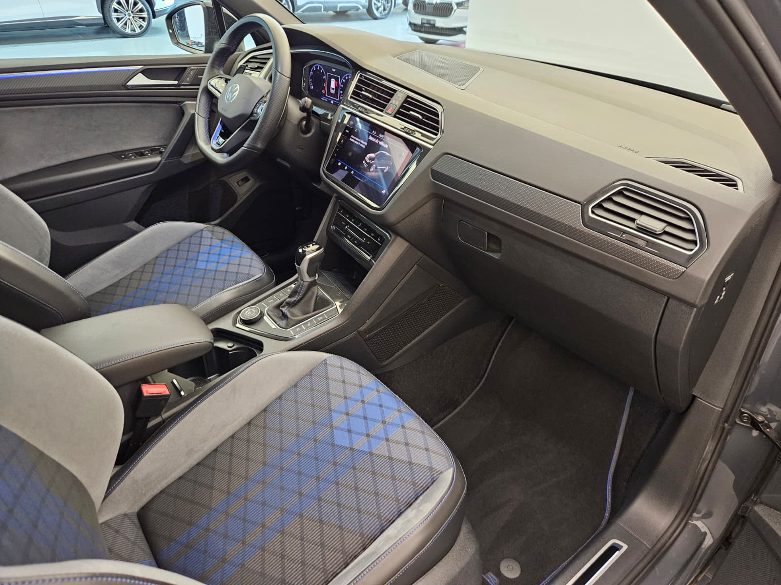 VW Tiguan 2.0TSI R 4Motion DSG-image-11