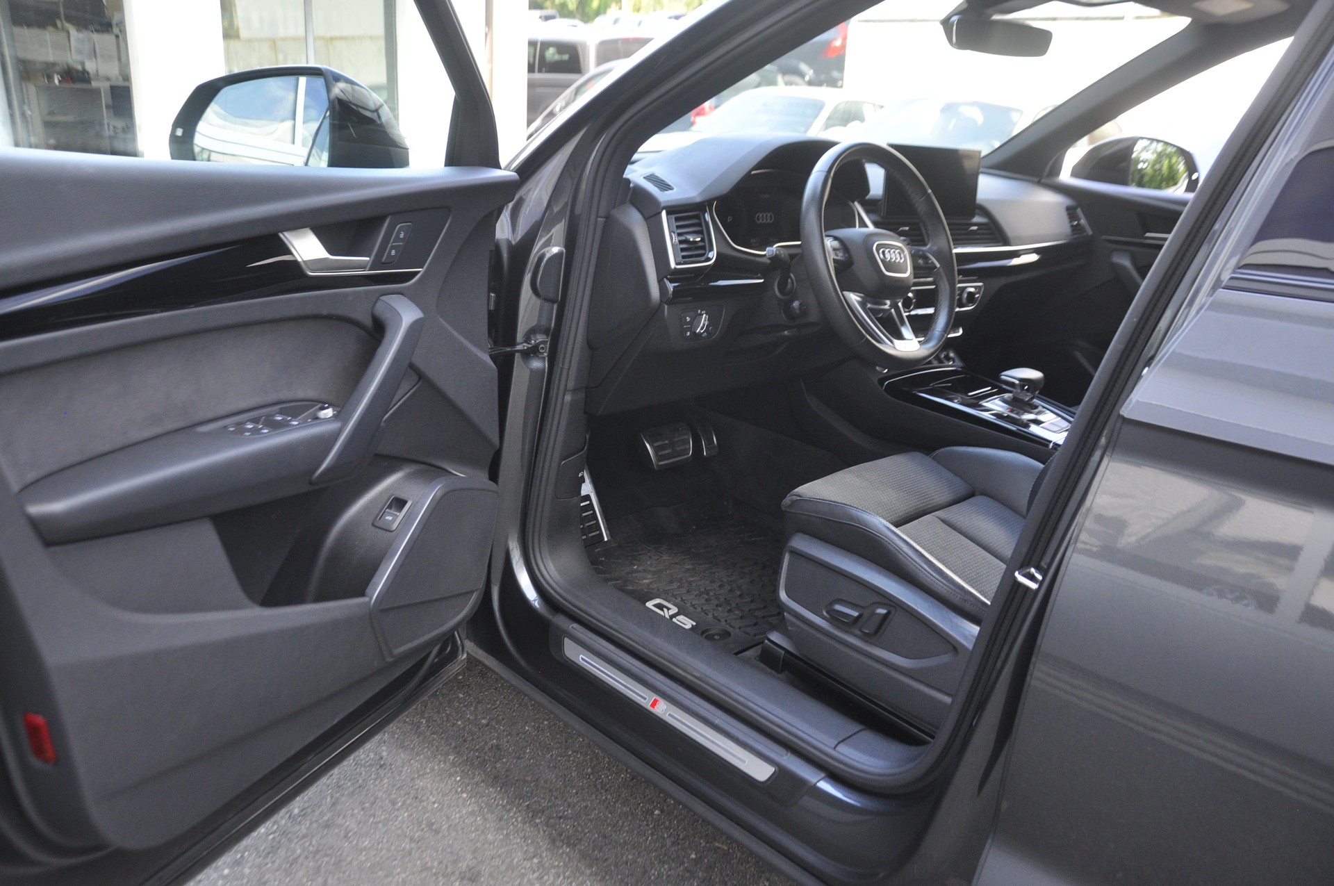 AUDI Q5 40 TDI Black Edition quattro S-tronic I Anhängerkupplung-image-3