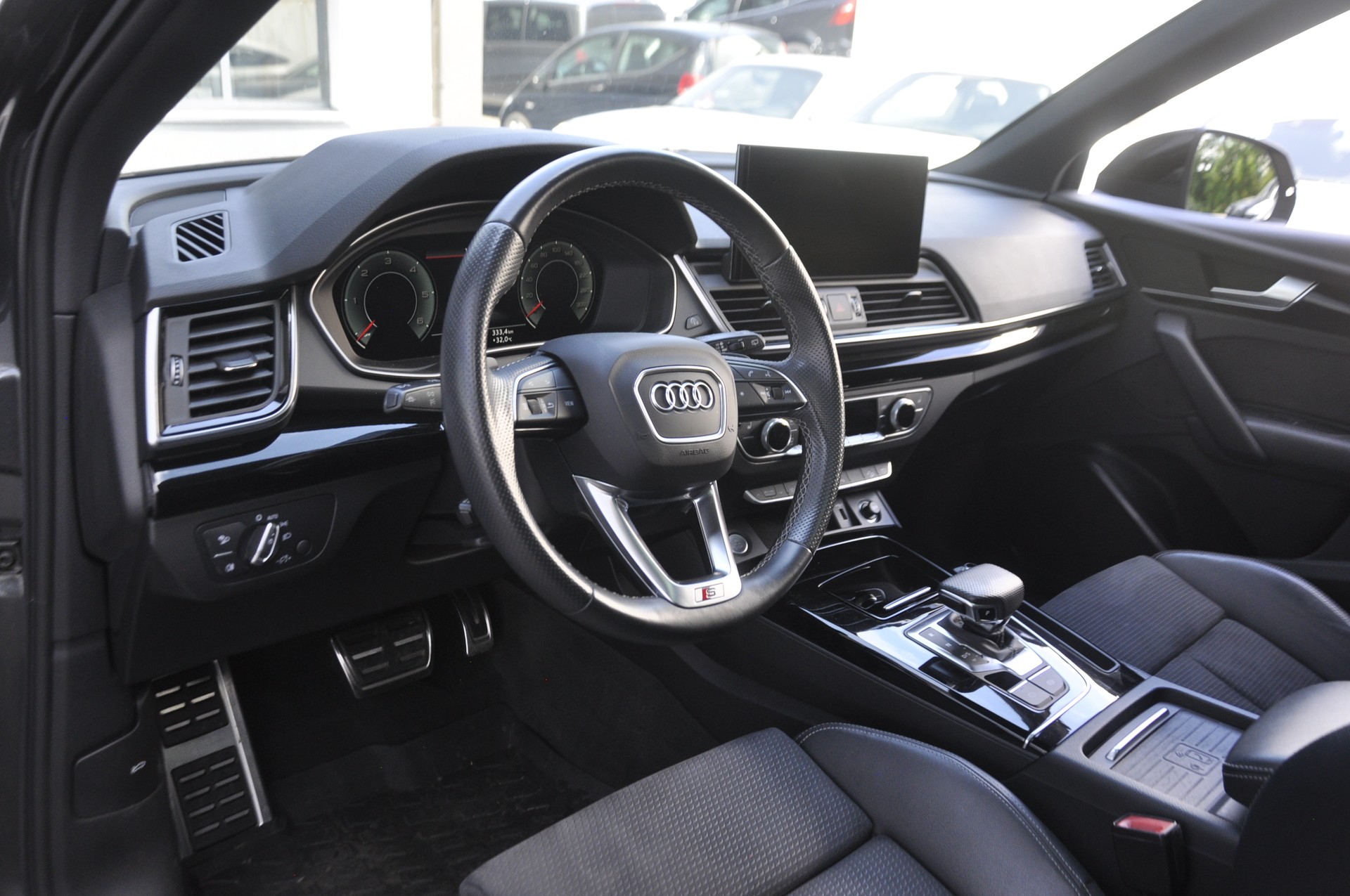 AUDI Q5 40 TDI Black Edition quattro S-tronic I Anhängerkupplung-image-5