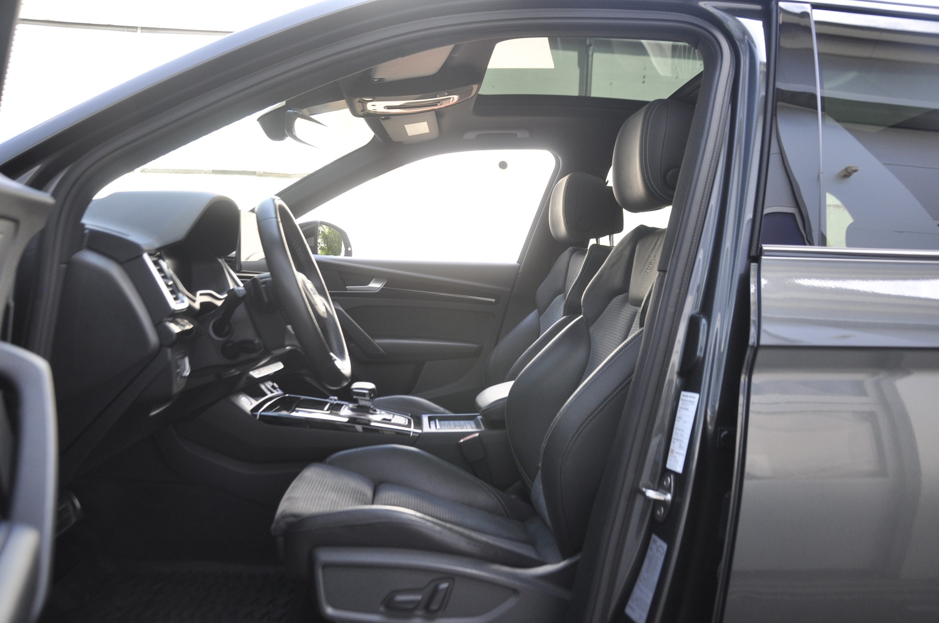 AUDI Q5 40 TDI Black Edition quattro S-tronic I Anhängerkupplung-image-4