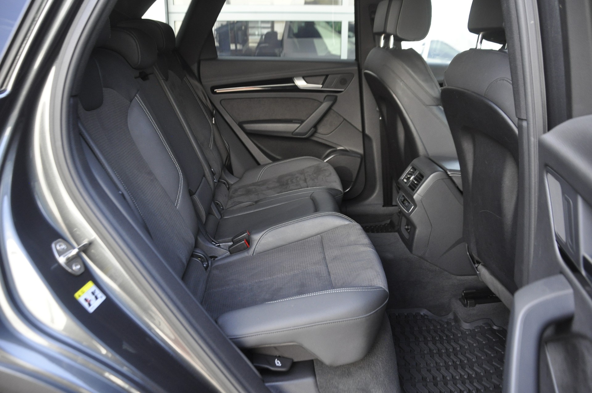 AUDI Q5 40 TDI Black Edition quattro S-tronic I Anhängerkupplung-image-8