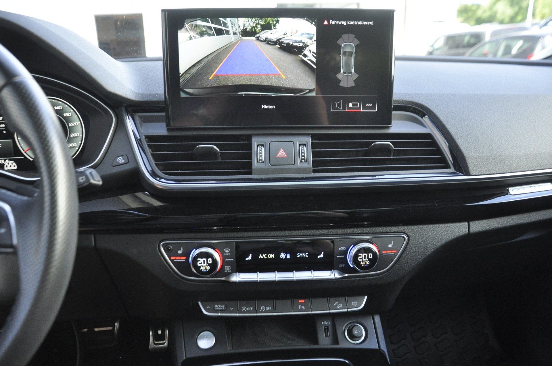 AUDI Q5 40 TDI Black Edition quattro S-tronic I Anhängerkupplung-image-10
