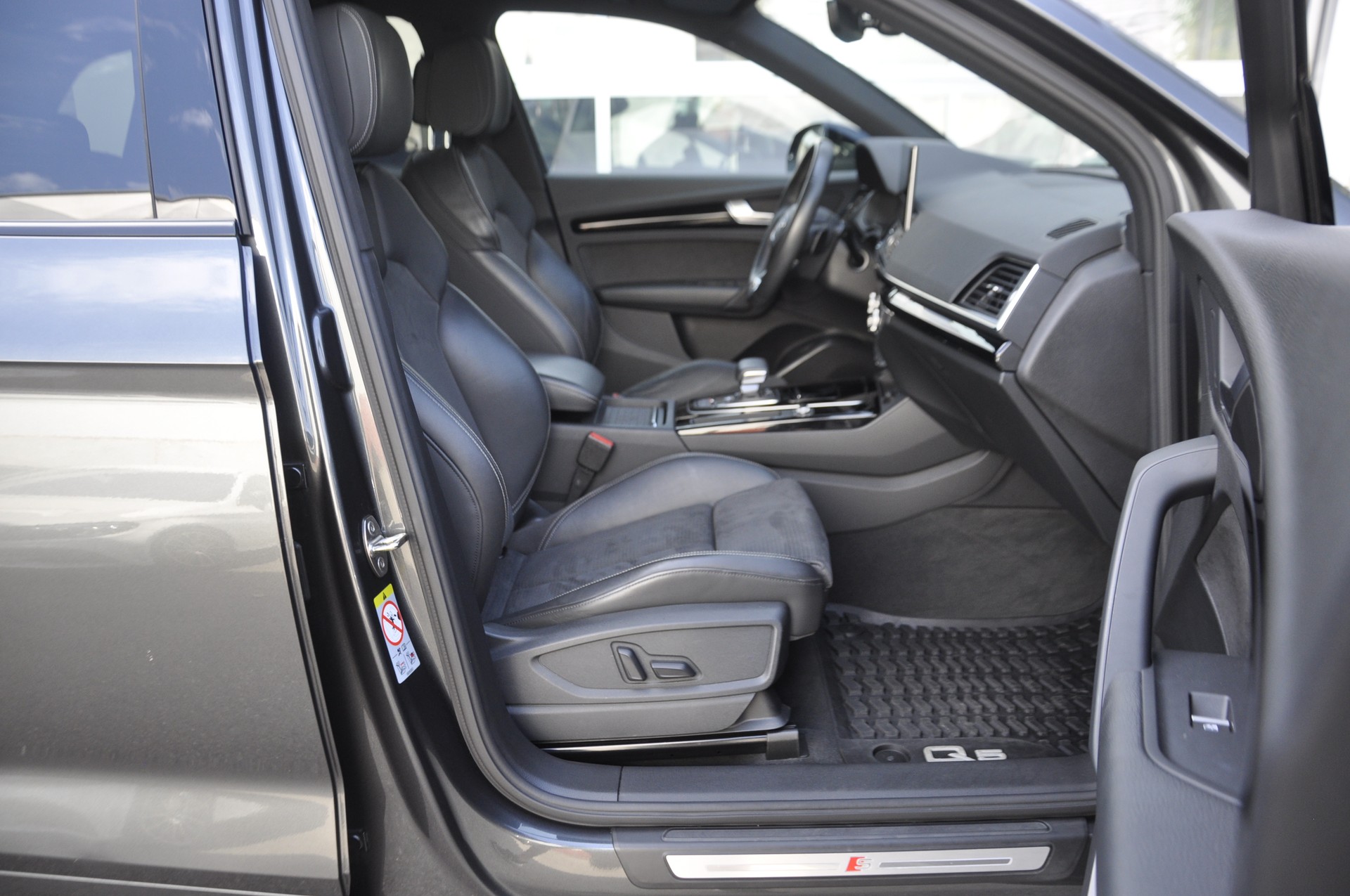 AUDI Q5 40 TDI Black Edition quattro S-tronic I Anhängerkupplung-image-6