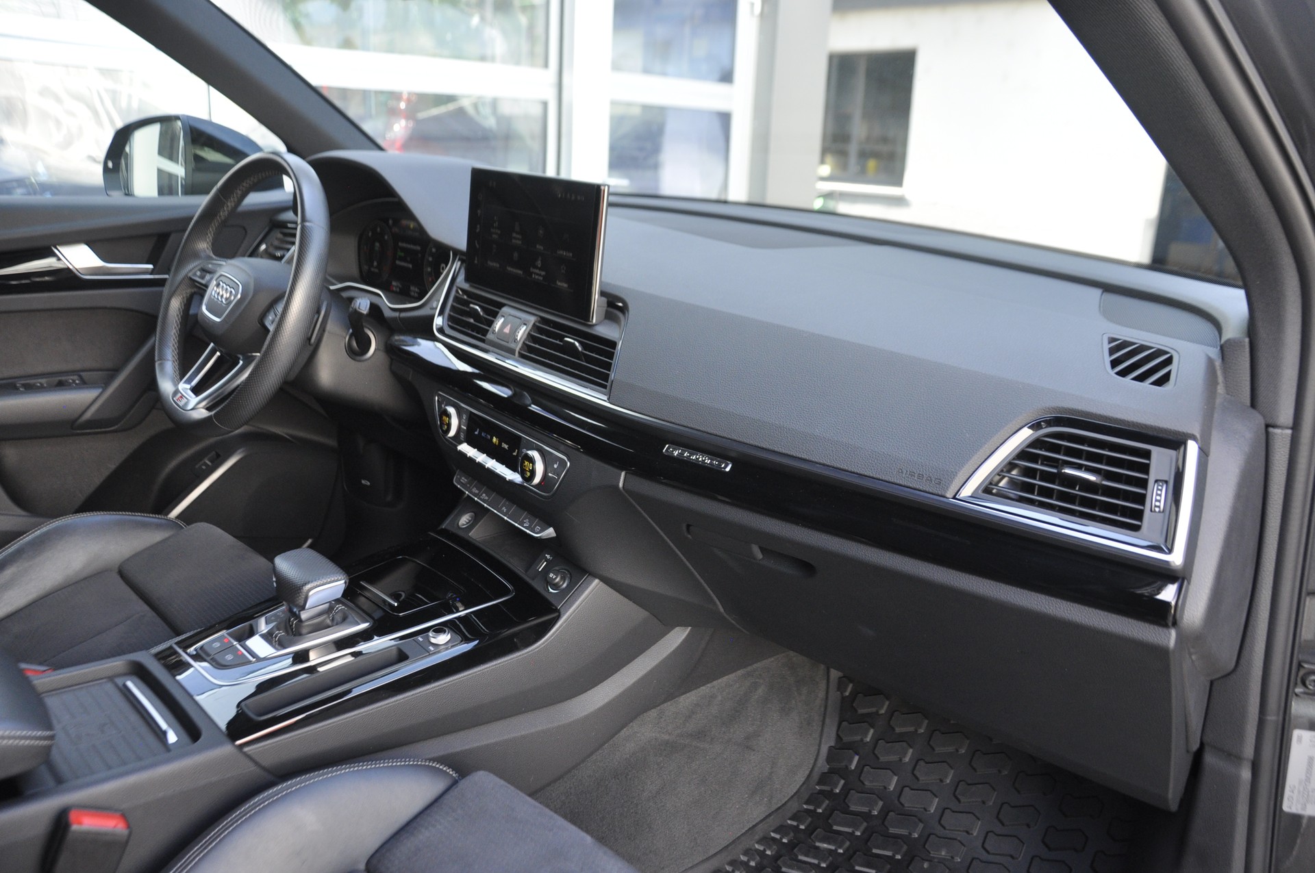 AUDI Q5 40 TDI Black Edition quattro S-tronic I Anhängerkupplung-image-7