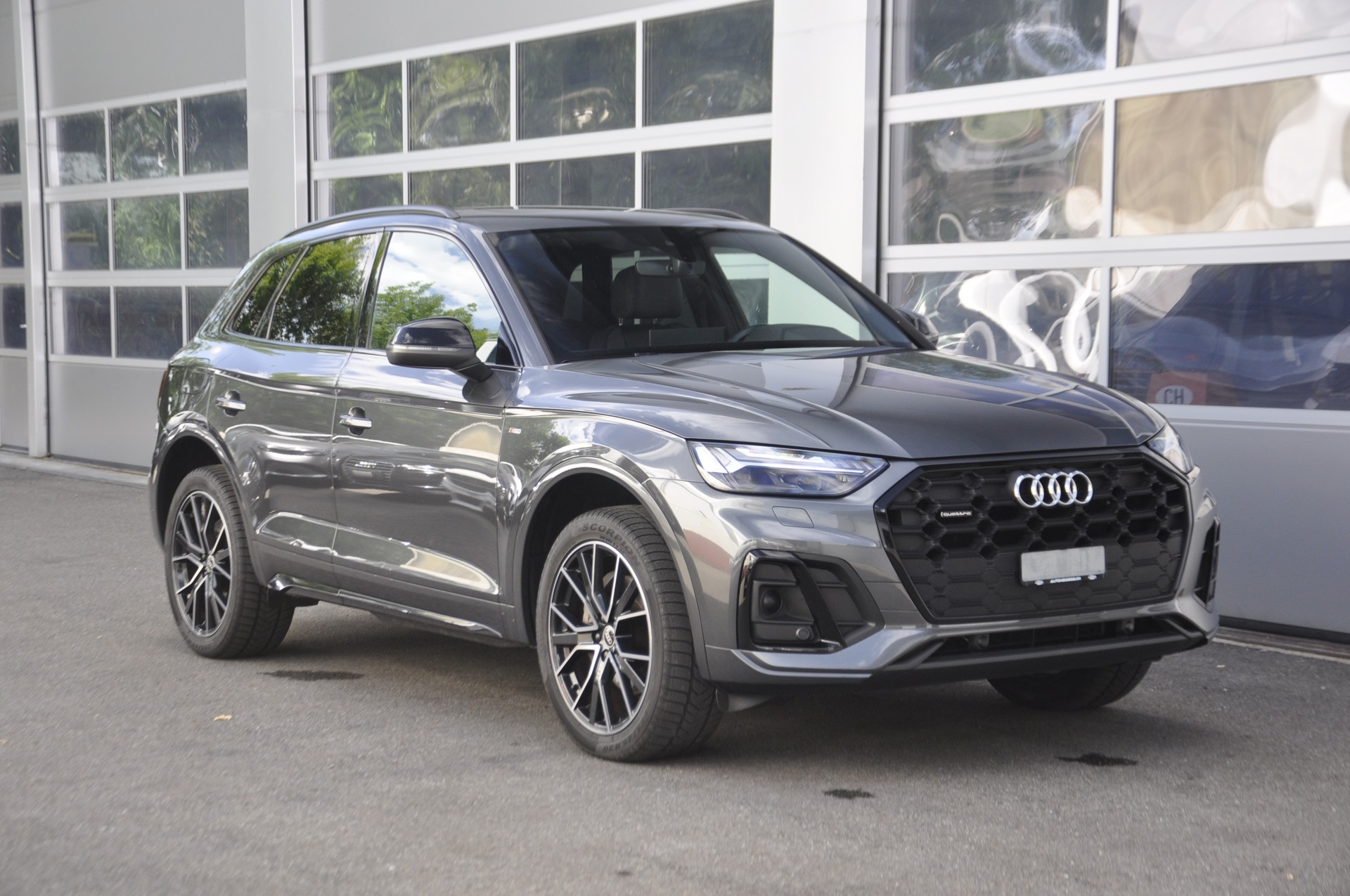 AUDI Q5 40 TDI Black Edition quattro S-tronic I Anhängerkupplung-image-0