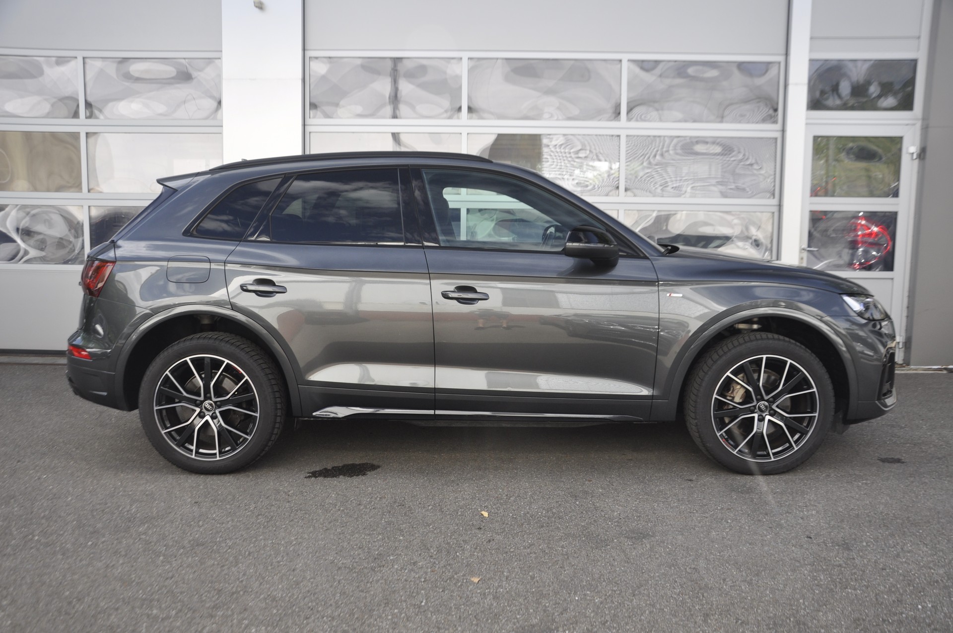 AUDI Q5 40 TDI Black Edition quattro S-tronic I Anhängerkupplung-image-1