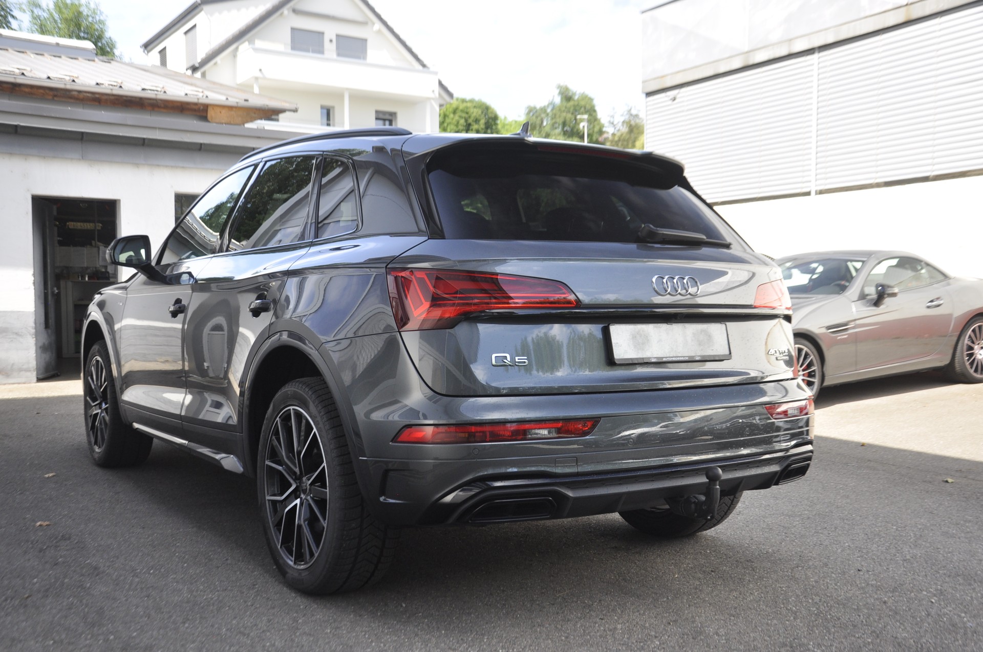 AUDI Q5 40 TDI Black Edition quattro S-tronic I Anhängerkupplung-image-14