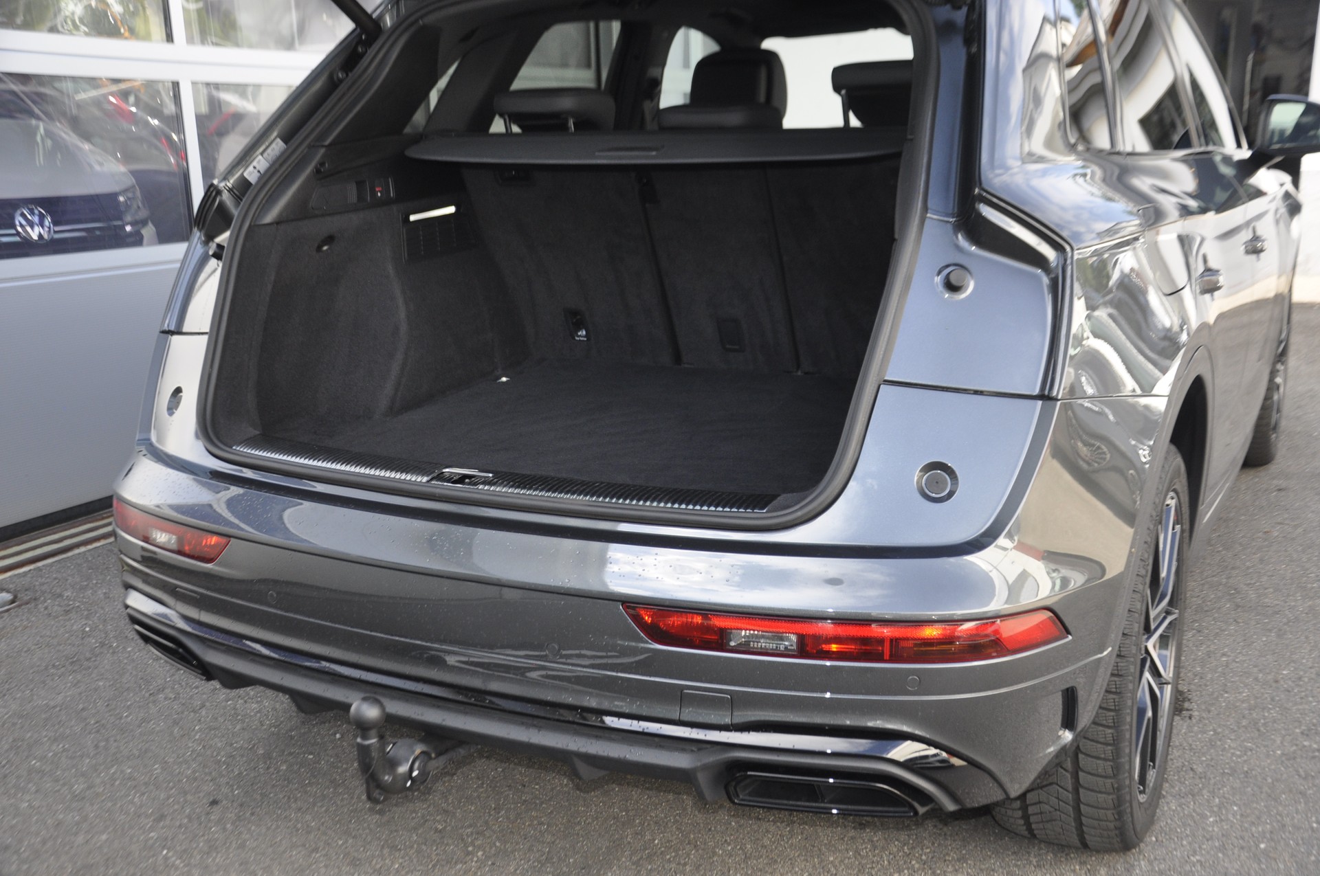 AUDI Q5 40 TDI Black Edition quattro S-tronic I Anhängerkupplung-image-13