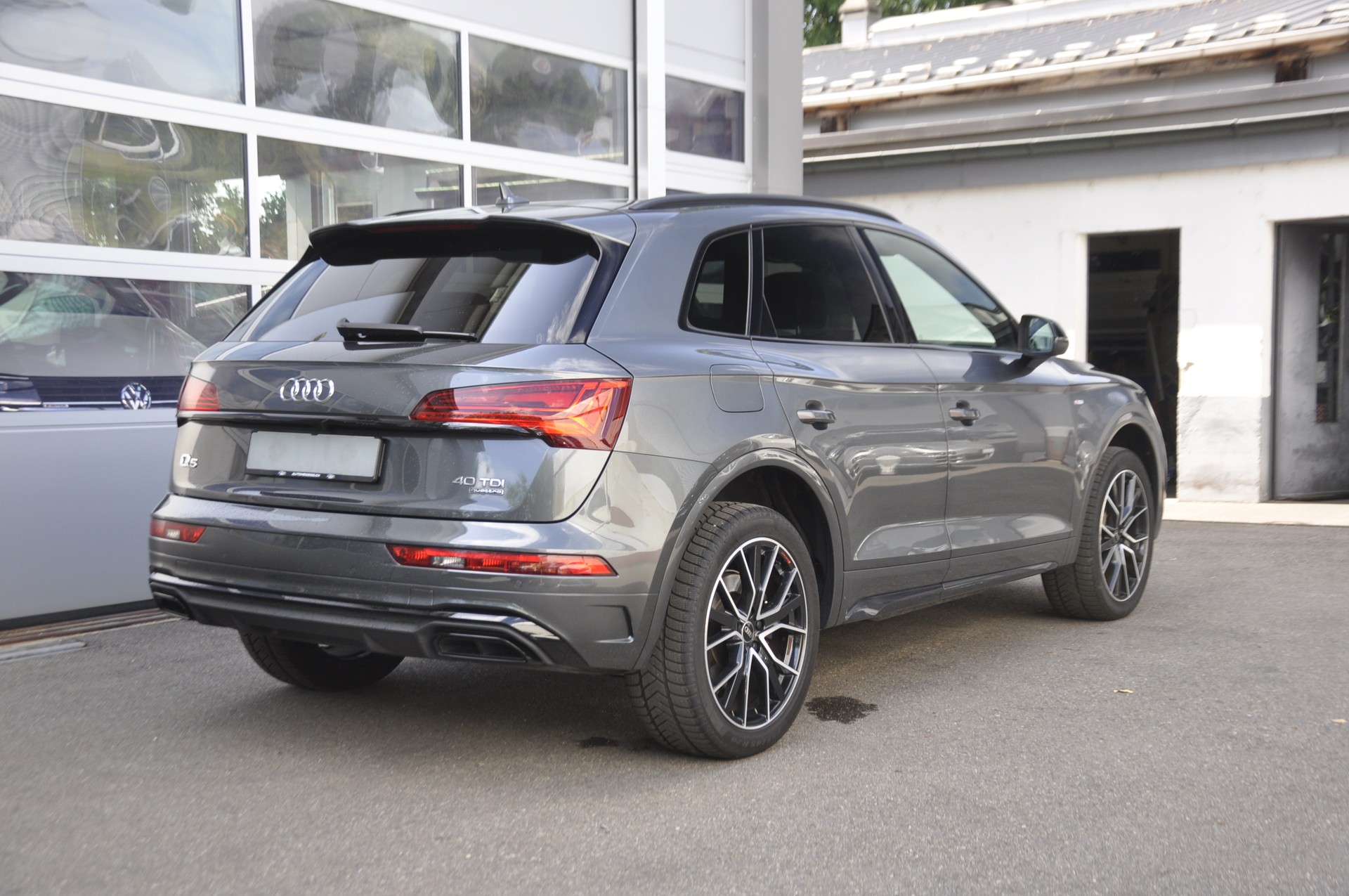 AUDI Q5 40 TDI Black Edition quattro S-tronic I Anhängerkupplung-image-2