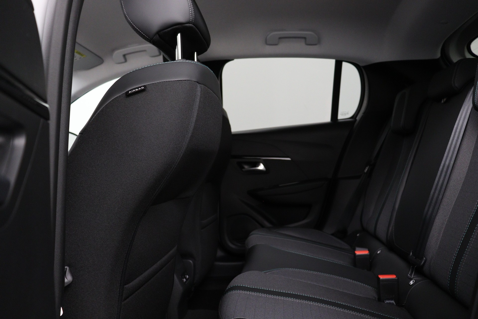 PEUGEOT 208 e-Allure - 100% Electric-image-5