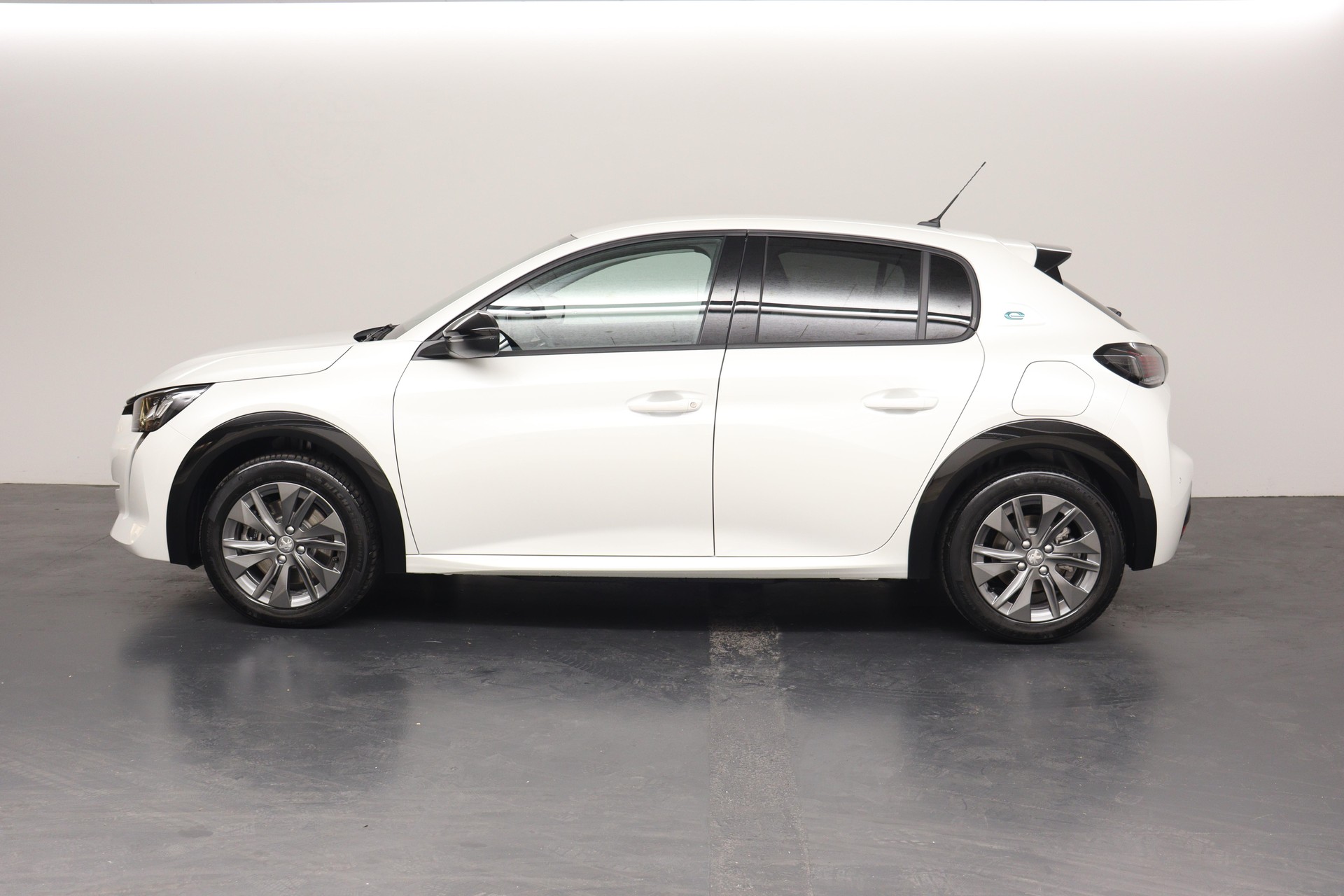 PEUGEOT 208 e-Allure - 100% Electric-showroom-element-3