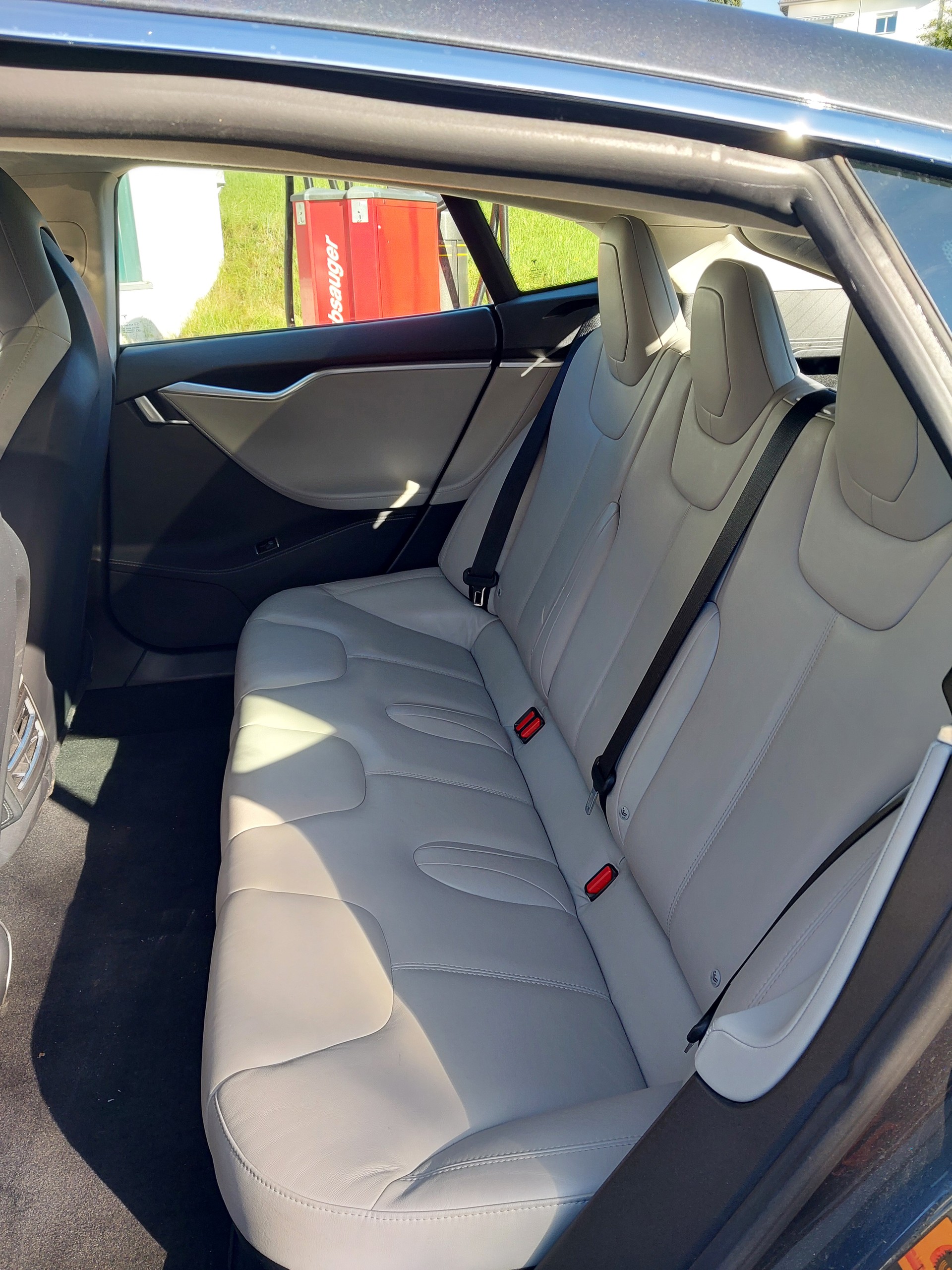 TESLA Model S 85 D-image-6