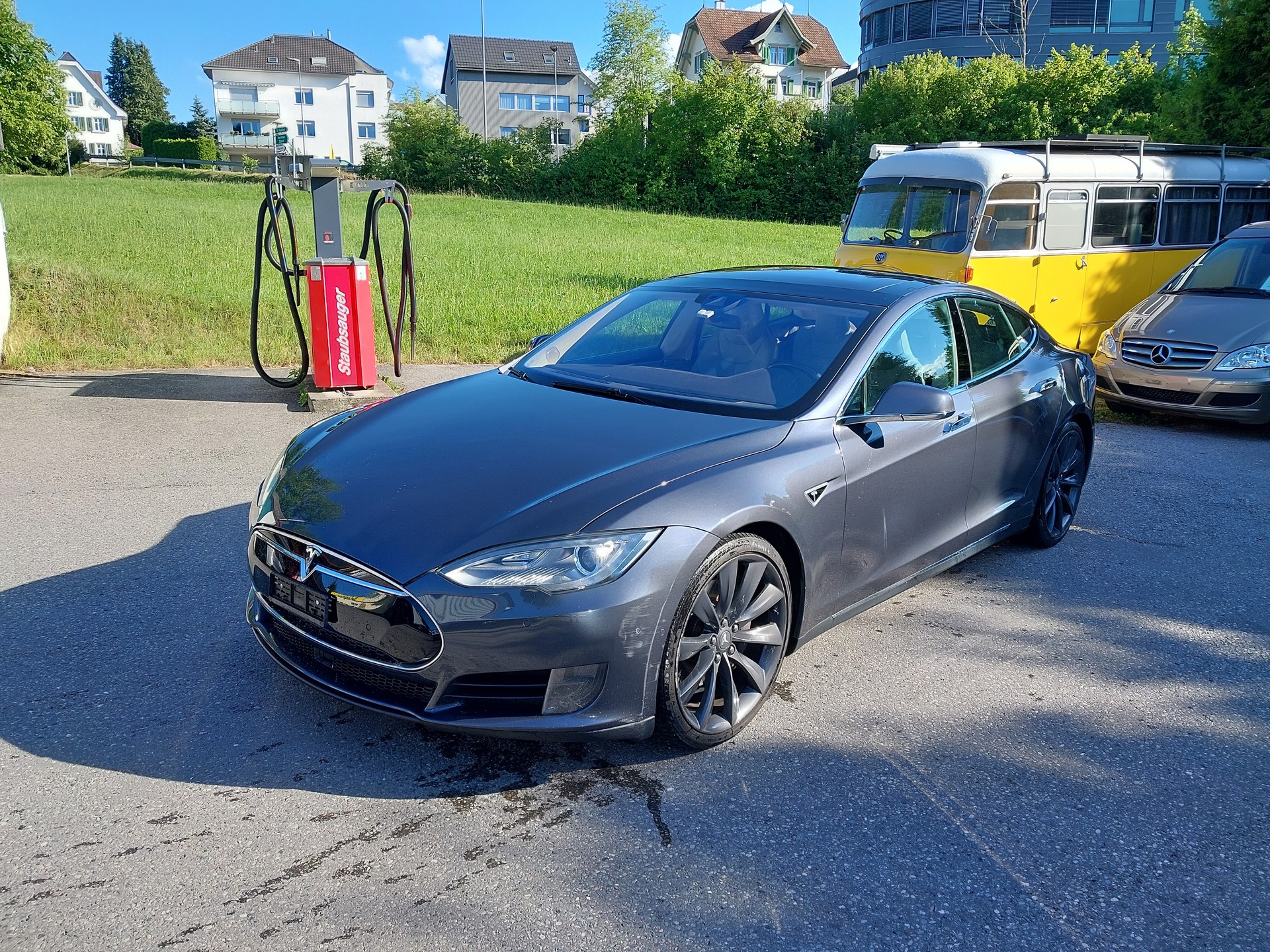 TESLA Model S 85 D-image-2