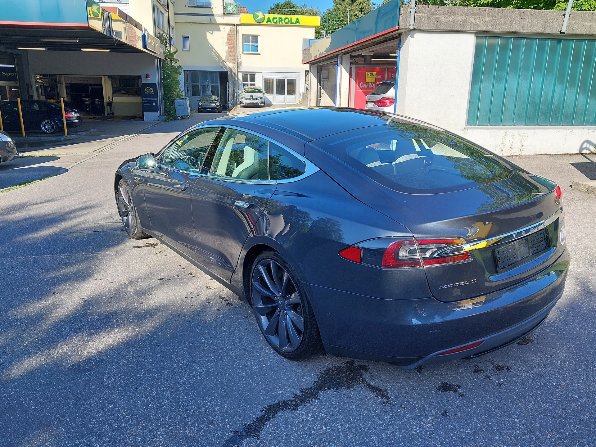 TESLA Model S 85 D-image-4