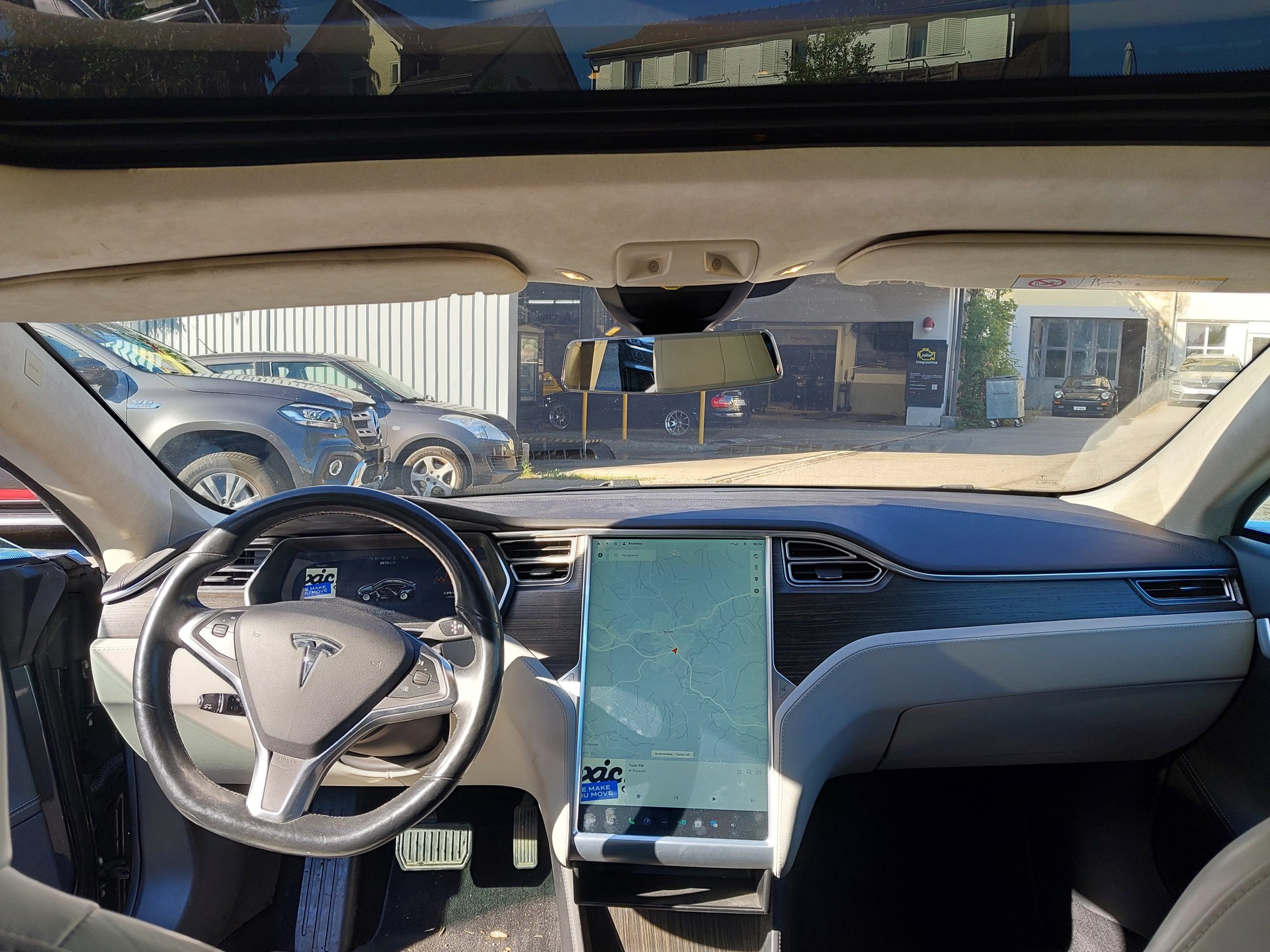 TESLA Model S 85 D-image-7