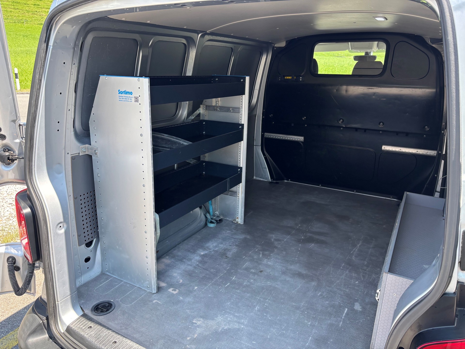 VW T6.1 2.0 TDI Transporter 110 Entry-image-13