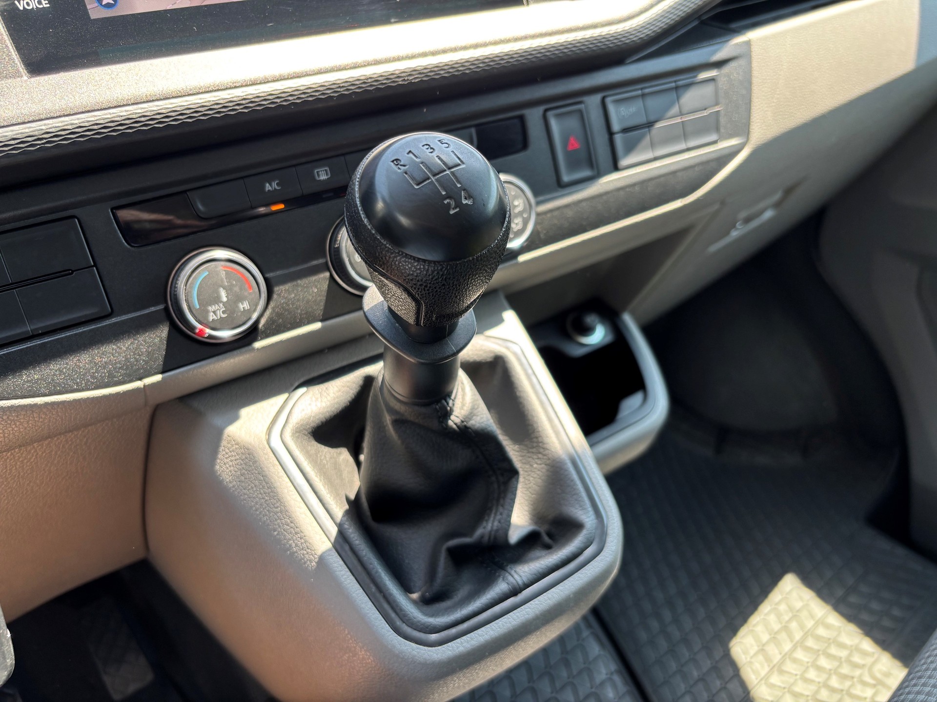 VW T6.1 2.0 TDI Transporter 110 Entry-image-8