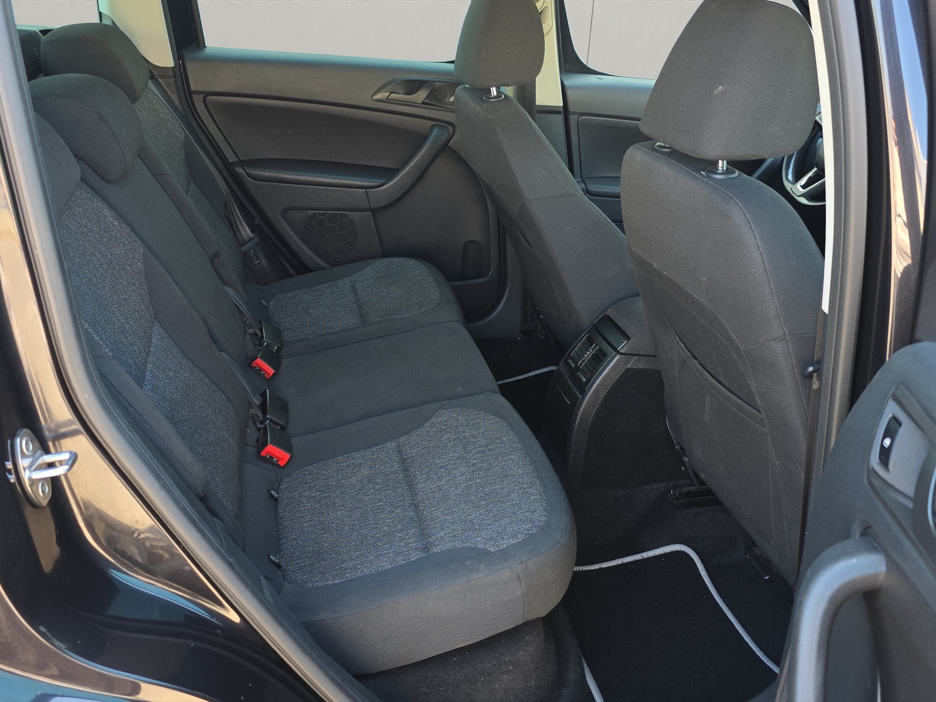 SKODA Yeti 1.8 TSI Active 4x4 DSG-image-12