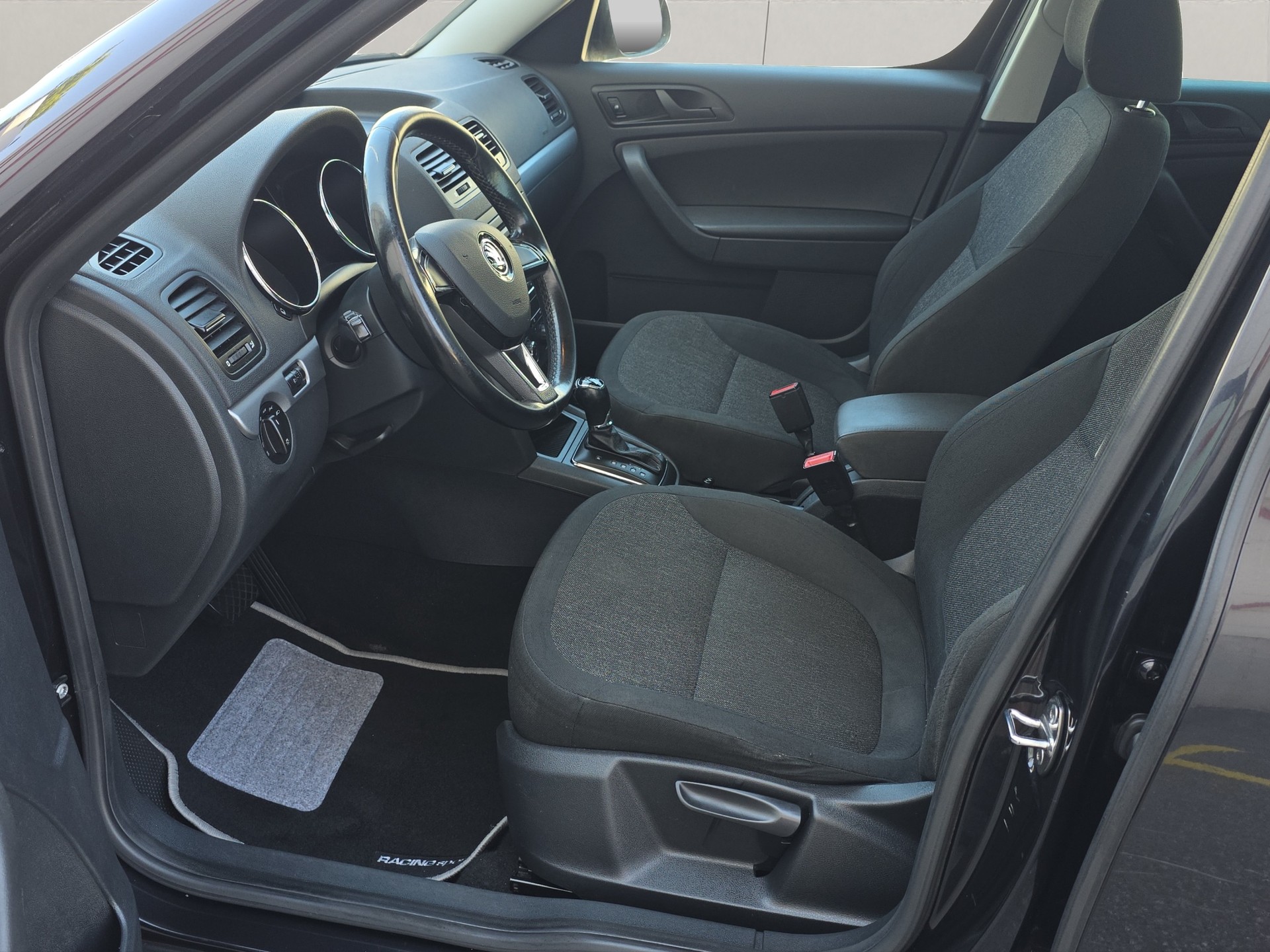 SKODA Yeti 1.8 TSI Active 4x4 DSG-image-8