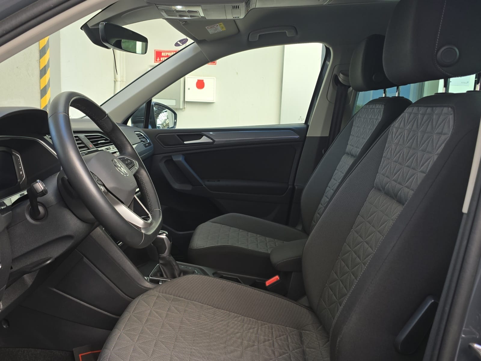 VW Tiguan 2.0TSI Life 4Motion DSG-image-4