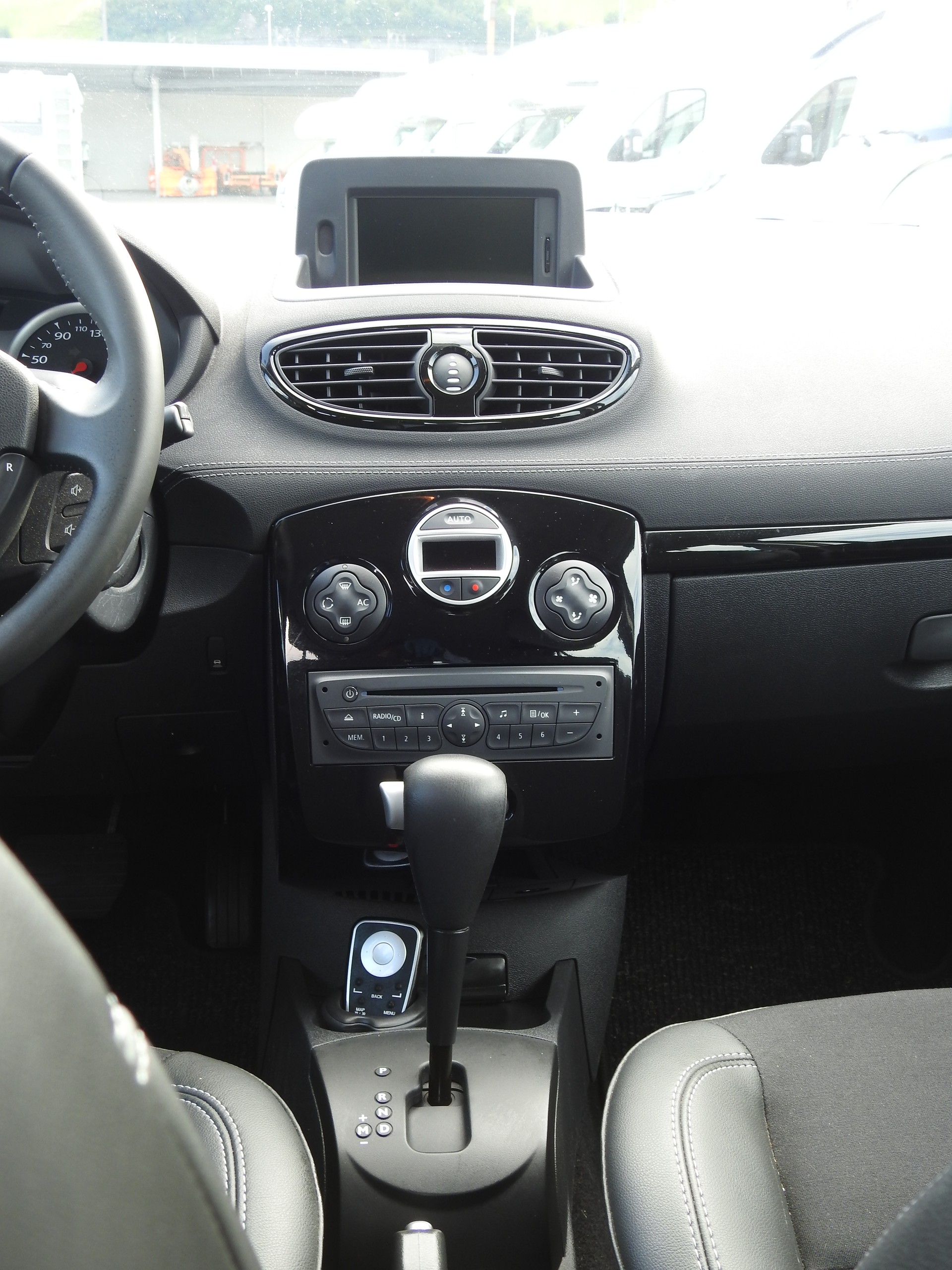 RENAULT Clio 1.6 16V Night&Day Automatic-image-16