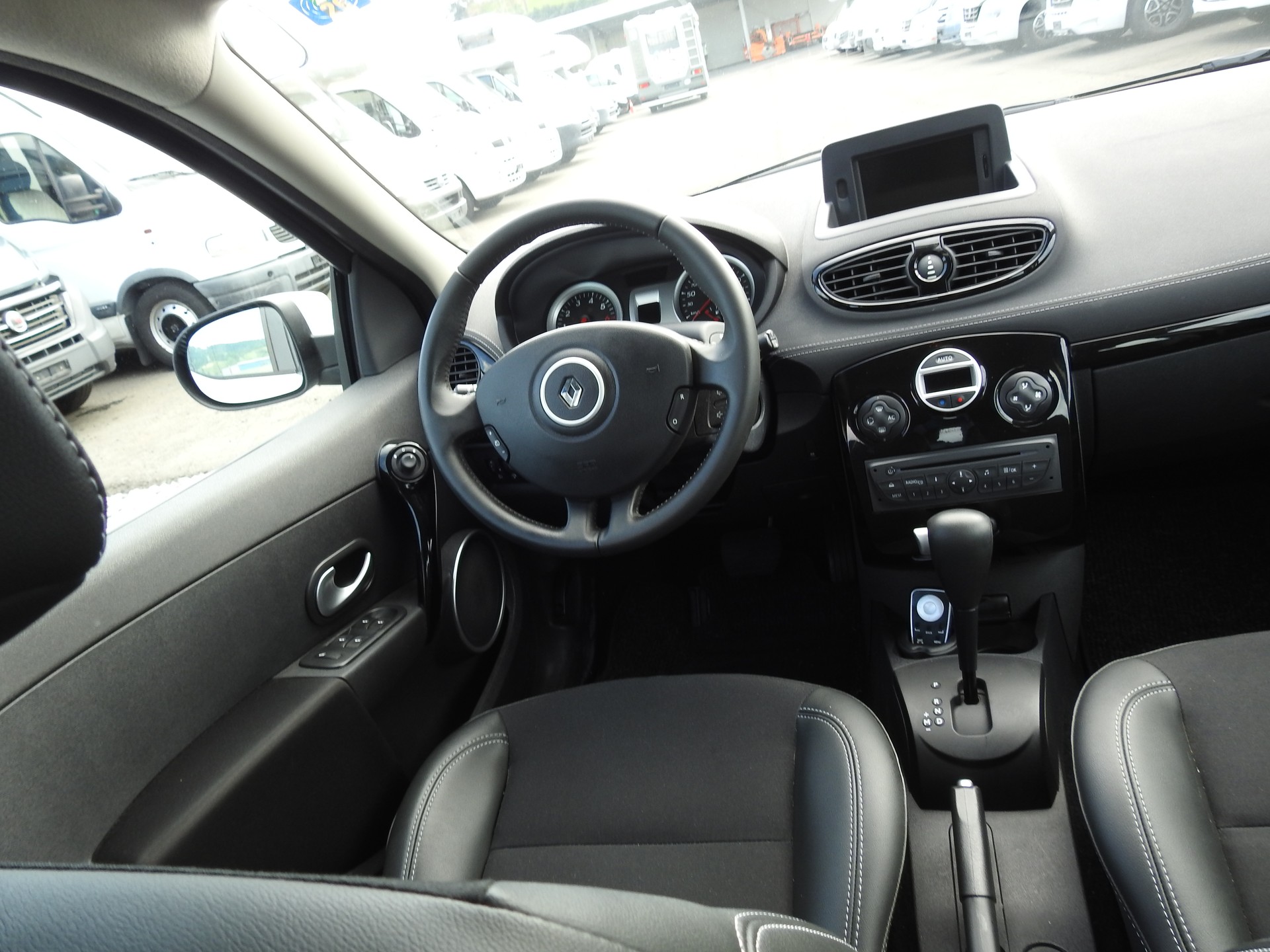 RENAULT Clio 1.6 16V Night&Day Automatic-image-18