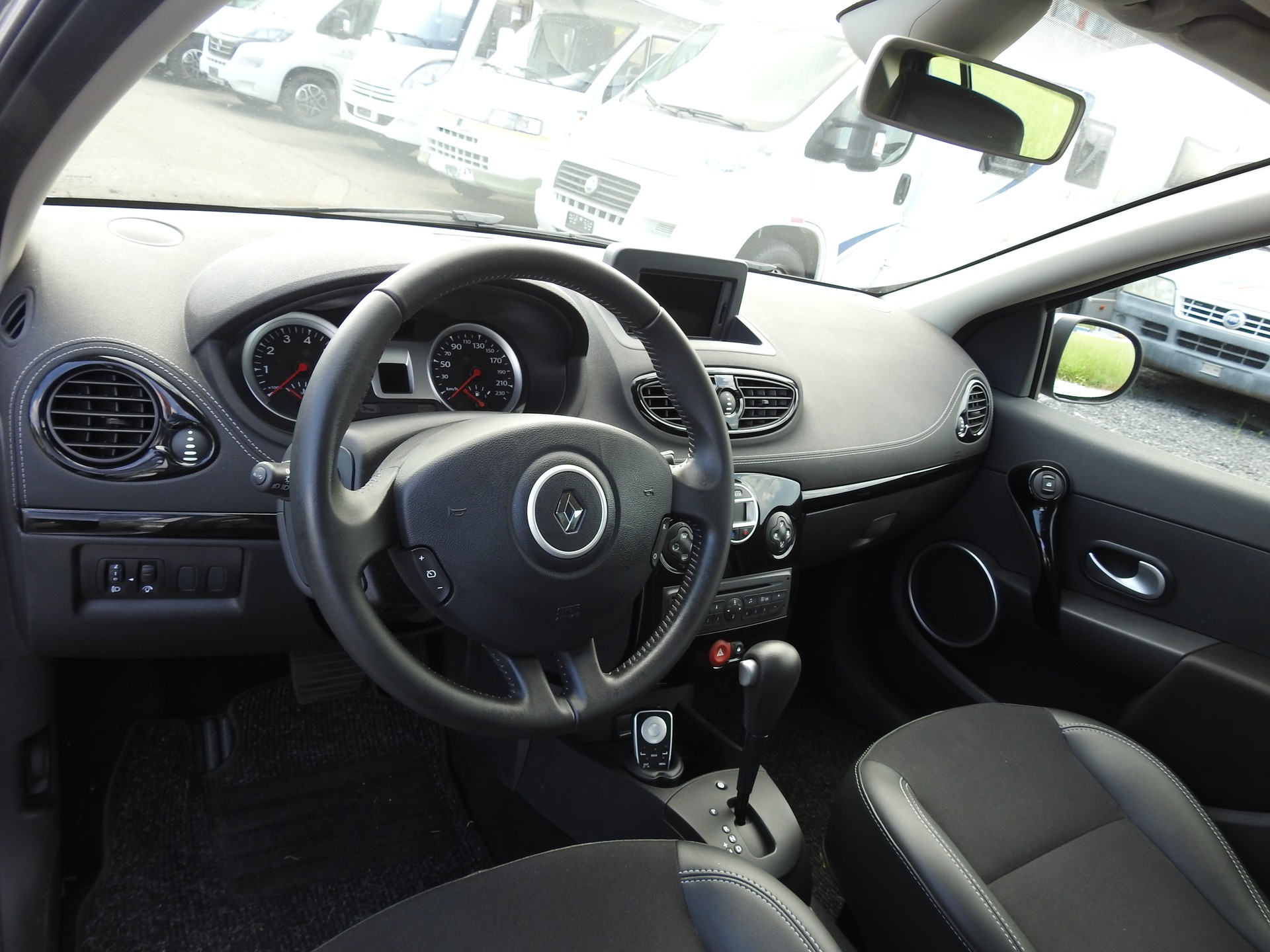 RENAULT Clio 1.6 16V Night&Day Automatic-image-11