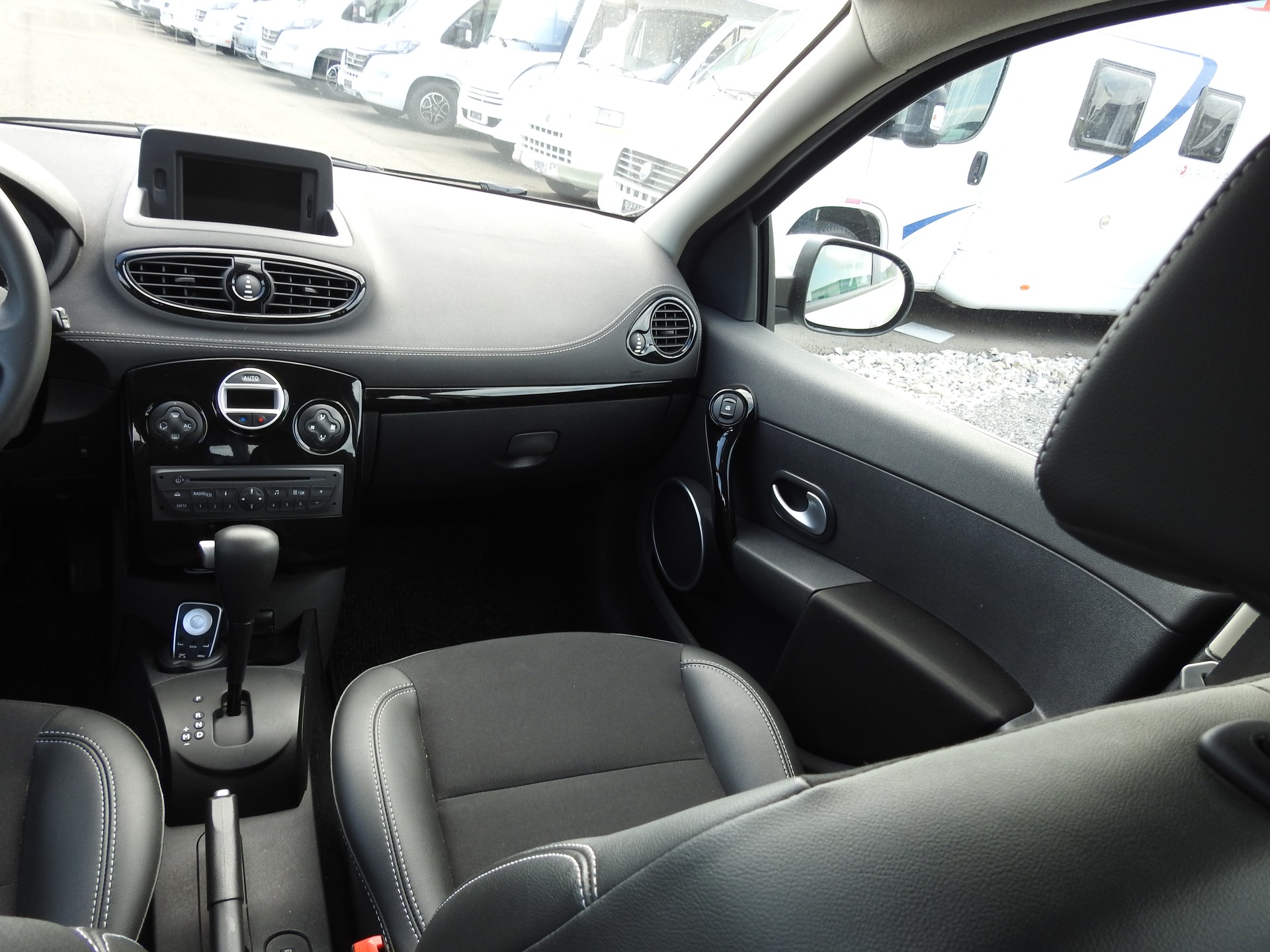 RENAULT Clio 1.6 16V Night&Day Automatic-image-17