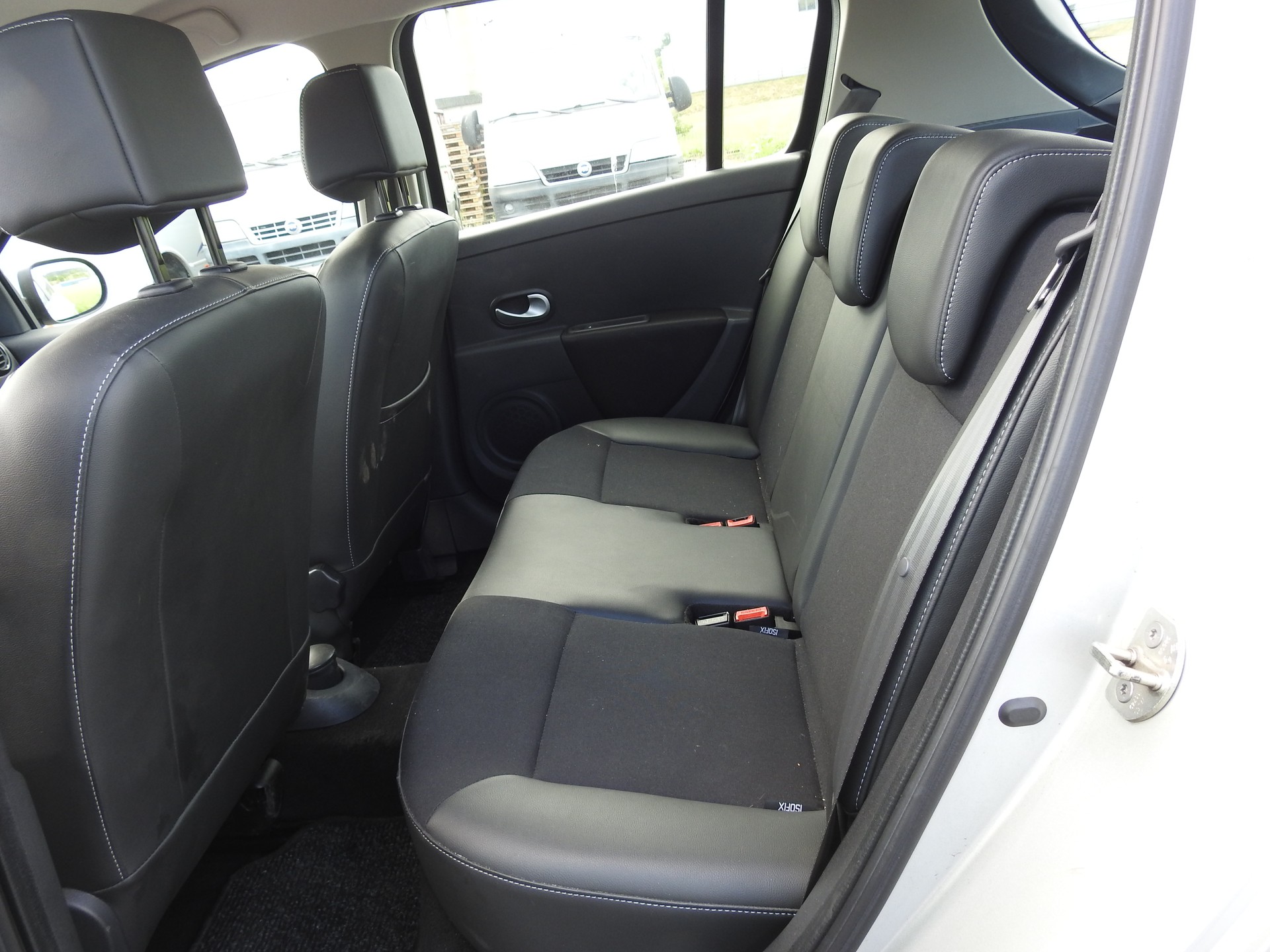 RENAULT Clio 1.6 16V Night&Day Automatic-image-13
