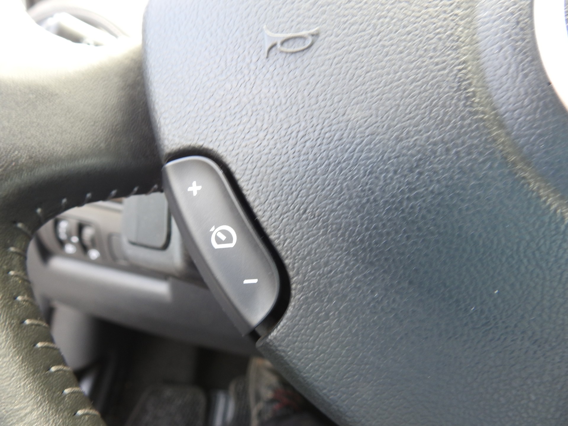 RENAULT Clio 1.6 16V Night&Day Automatic-image-24