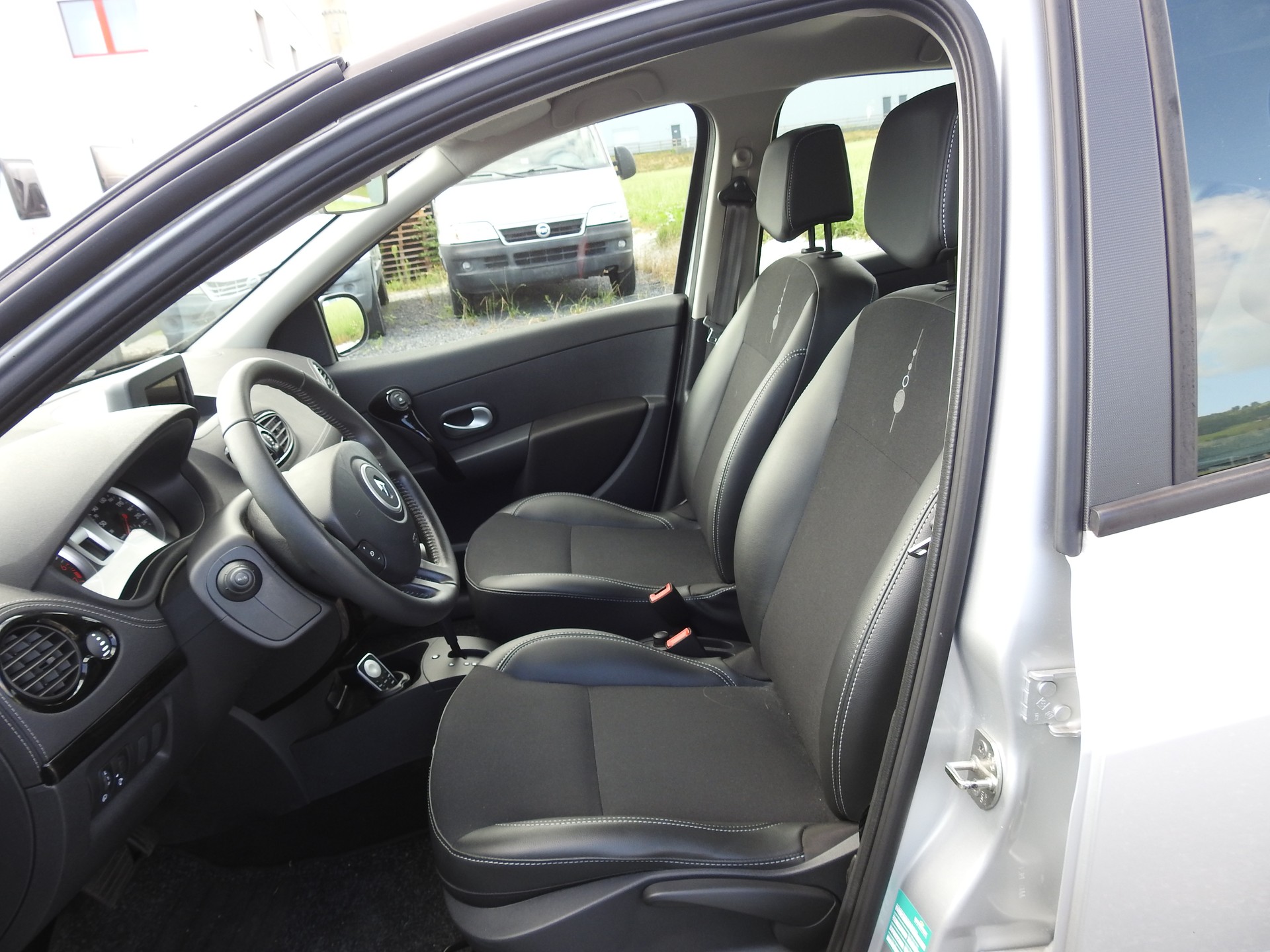 RENAULT Clio 1.6 16V Night&Day Automatic-image-12