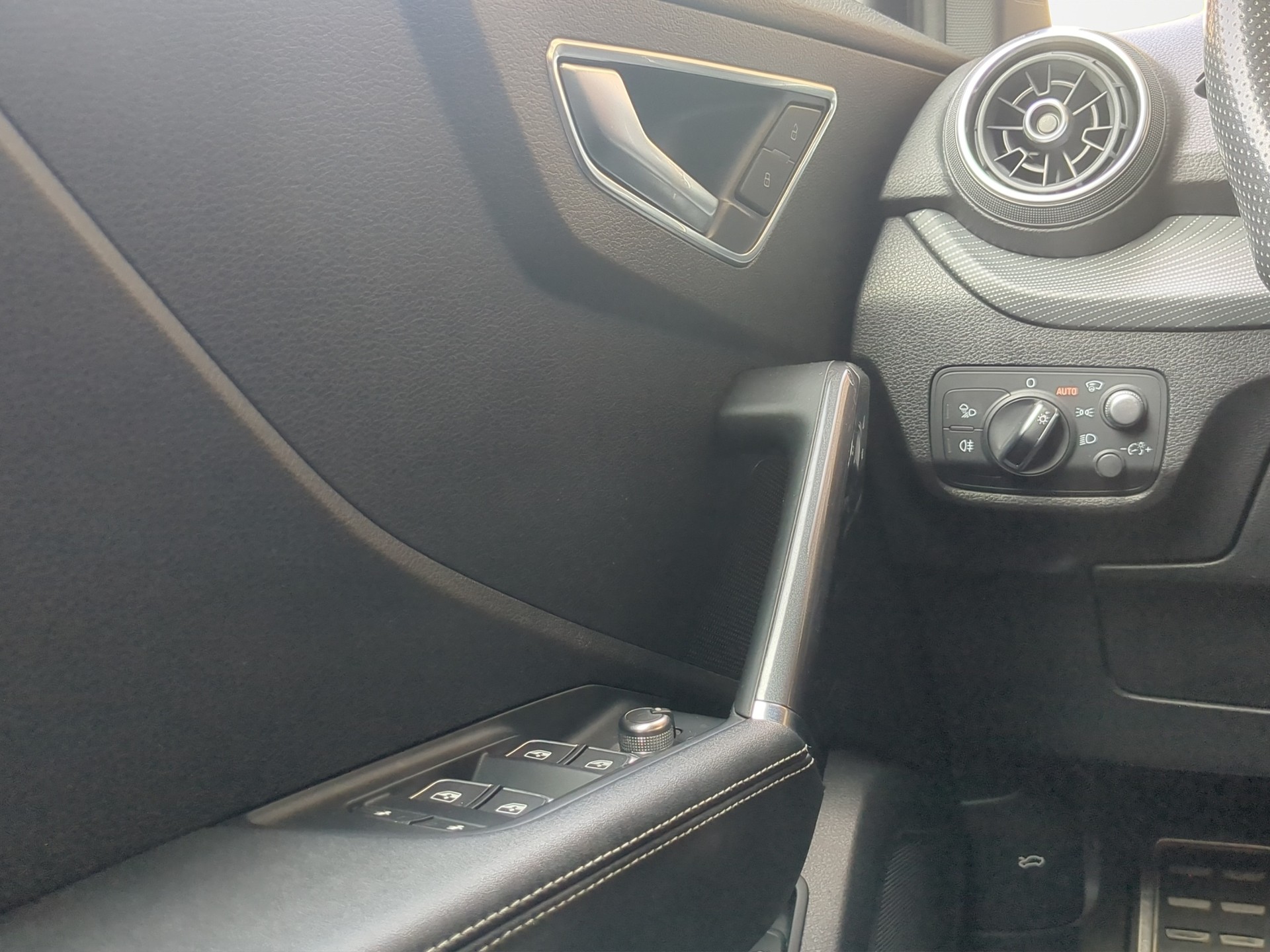 AUDI SQ2 TFSI quattro S-tronic-image-8