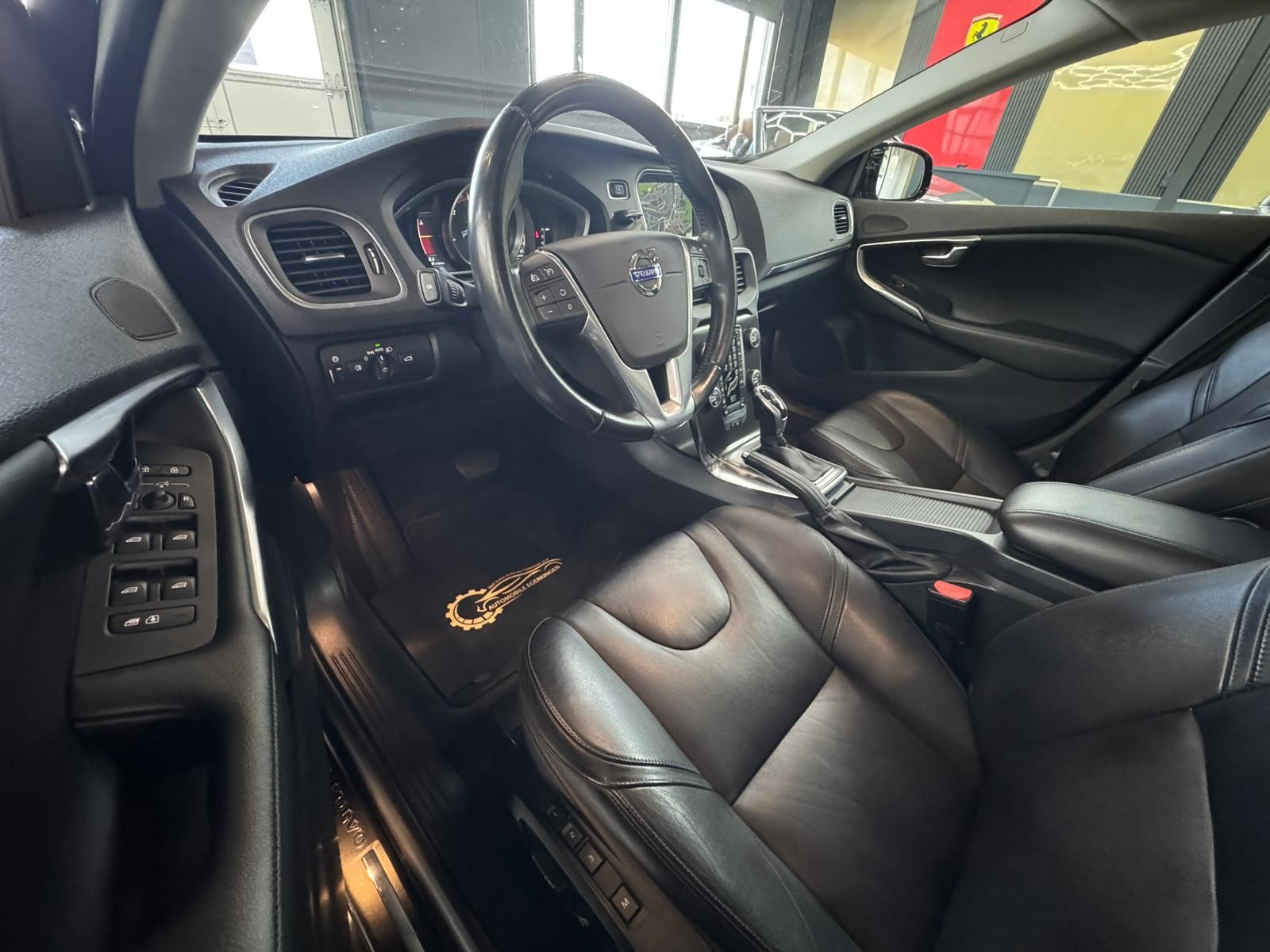 VOLVO V40 D3 Summum S/S-image-8