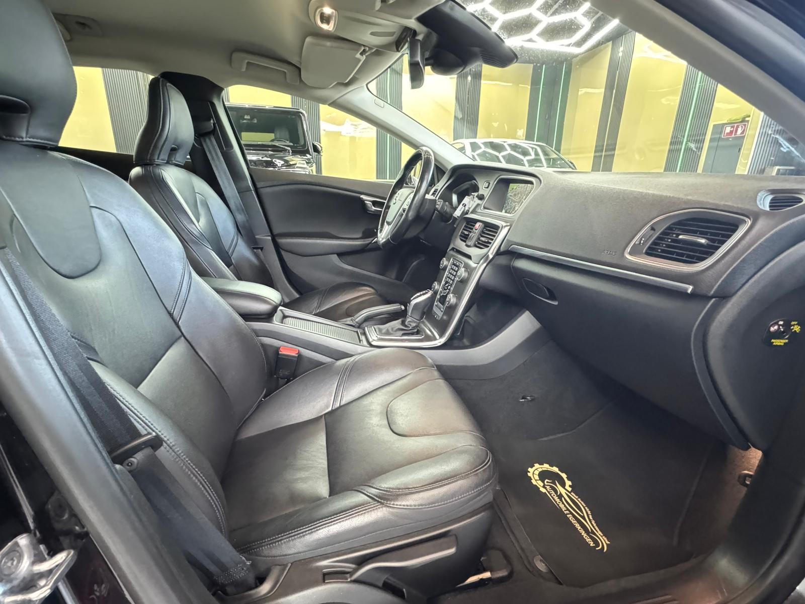 VOLVO V40 D3 Summum S/S-image-11