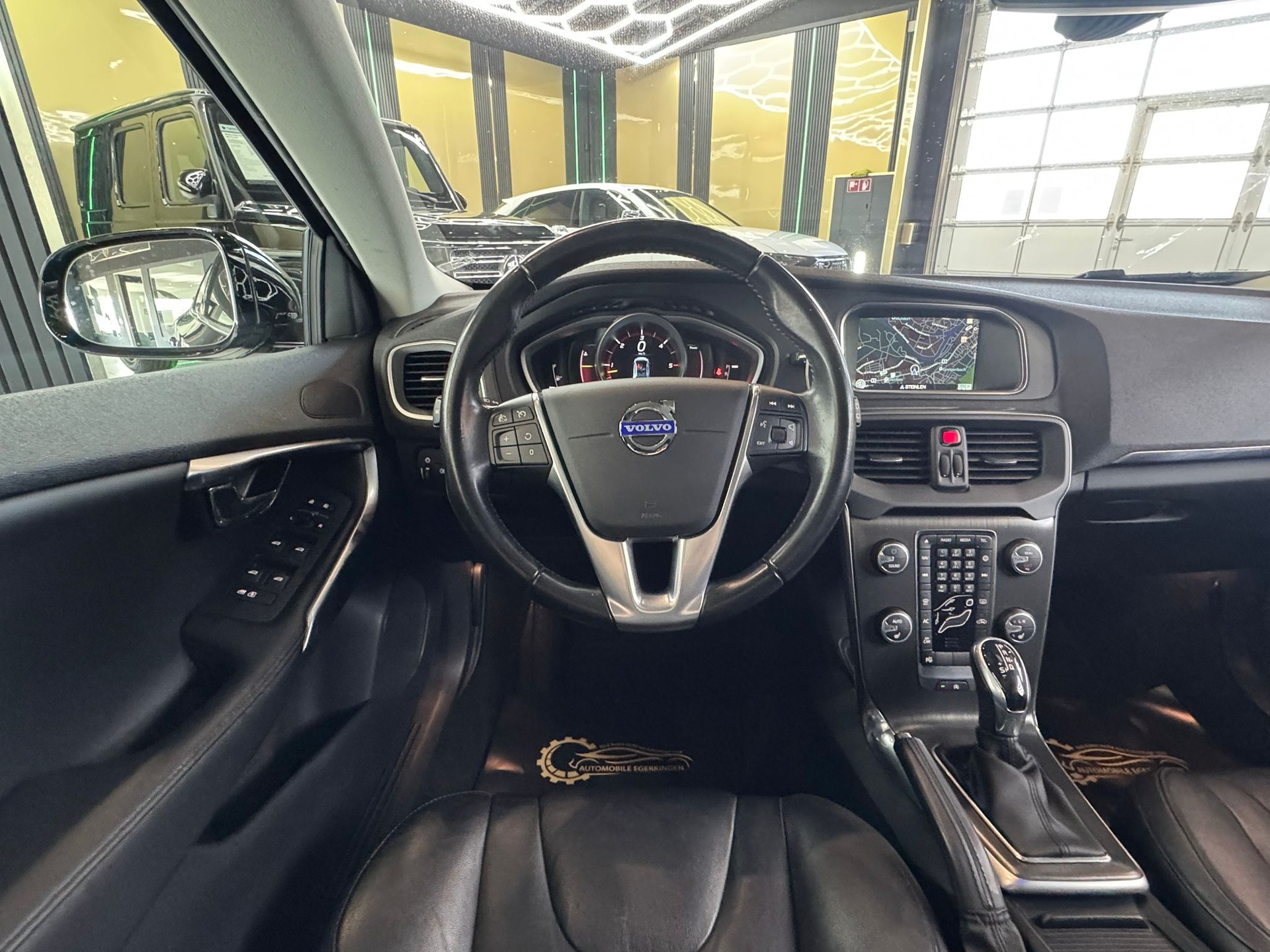 VOLVO V40 D3 Summum S/S-image-13
