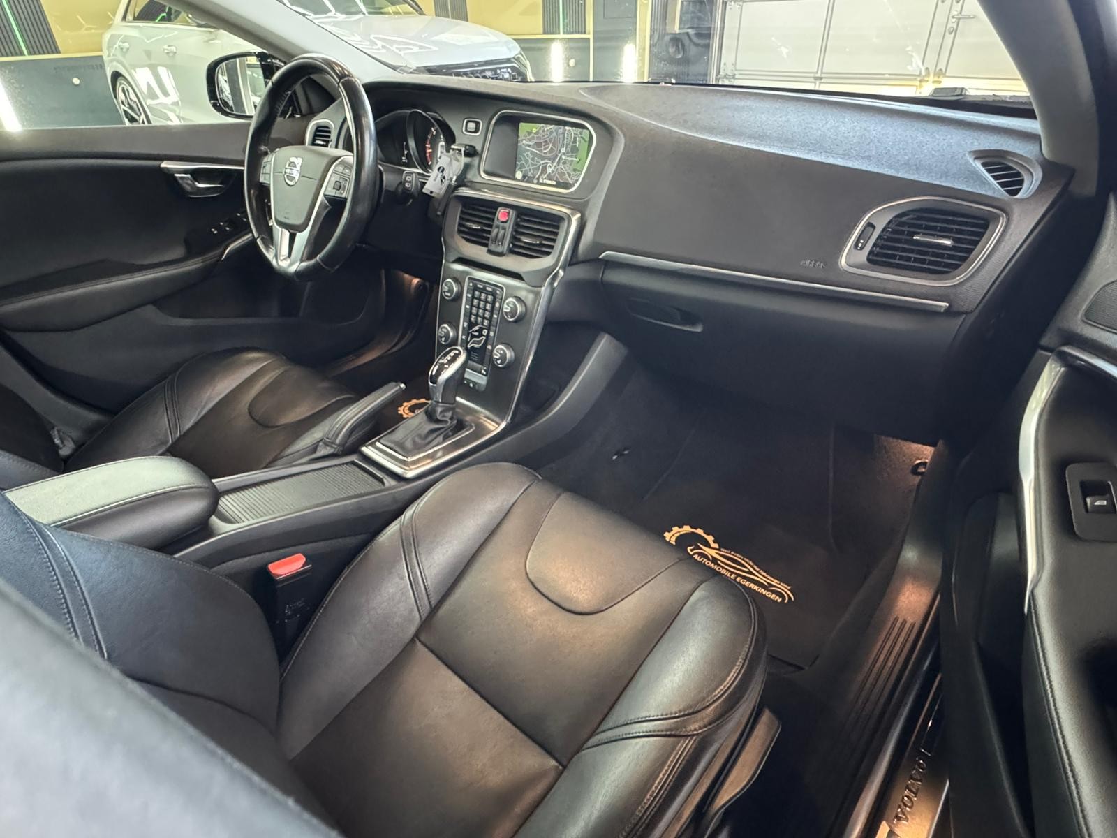 VOLVO V40 D3 Summum S/S-image-10