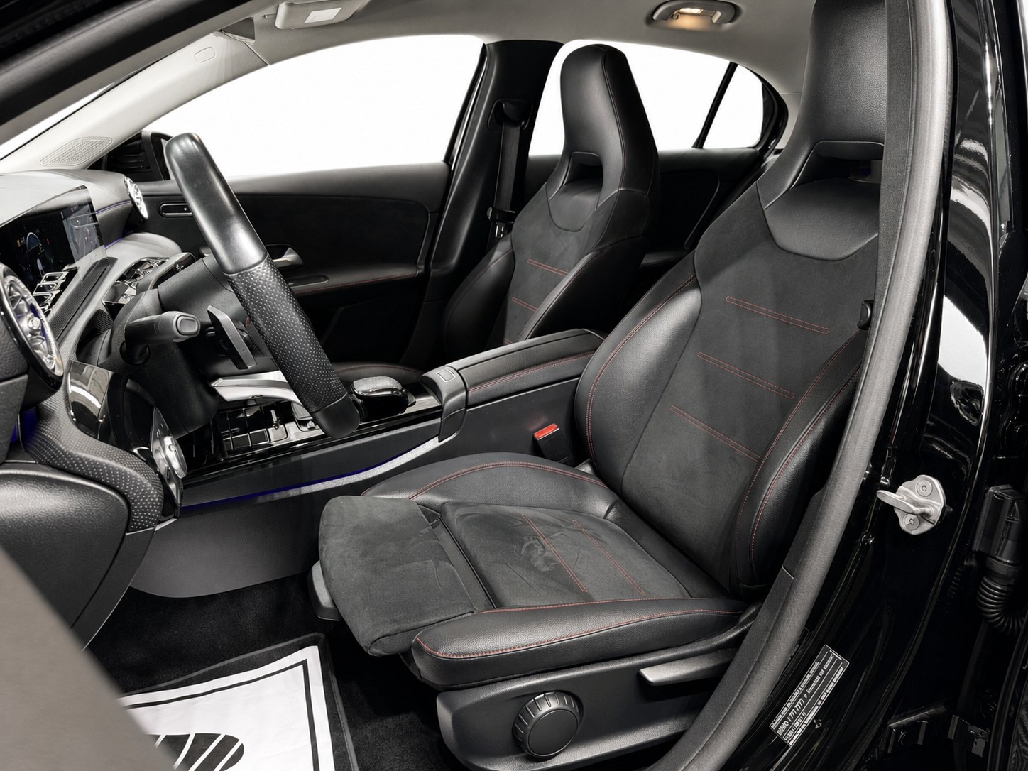 MERCEDES-BENZ A 200 d AMG Line 8G-DCT-image-10