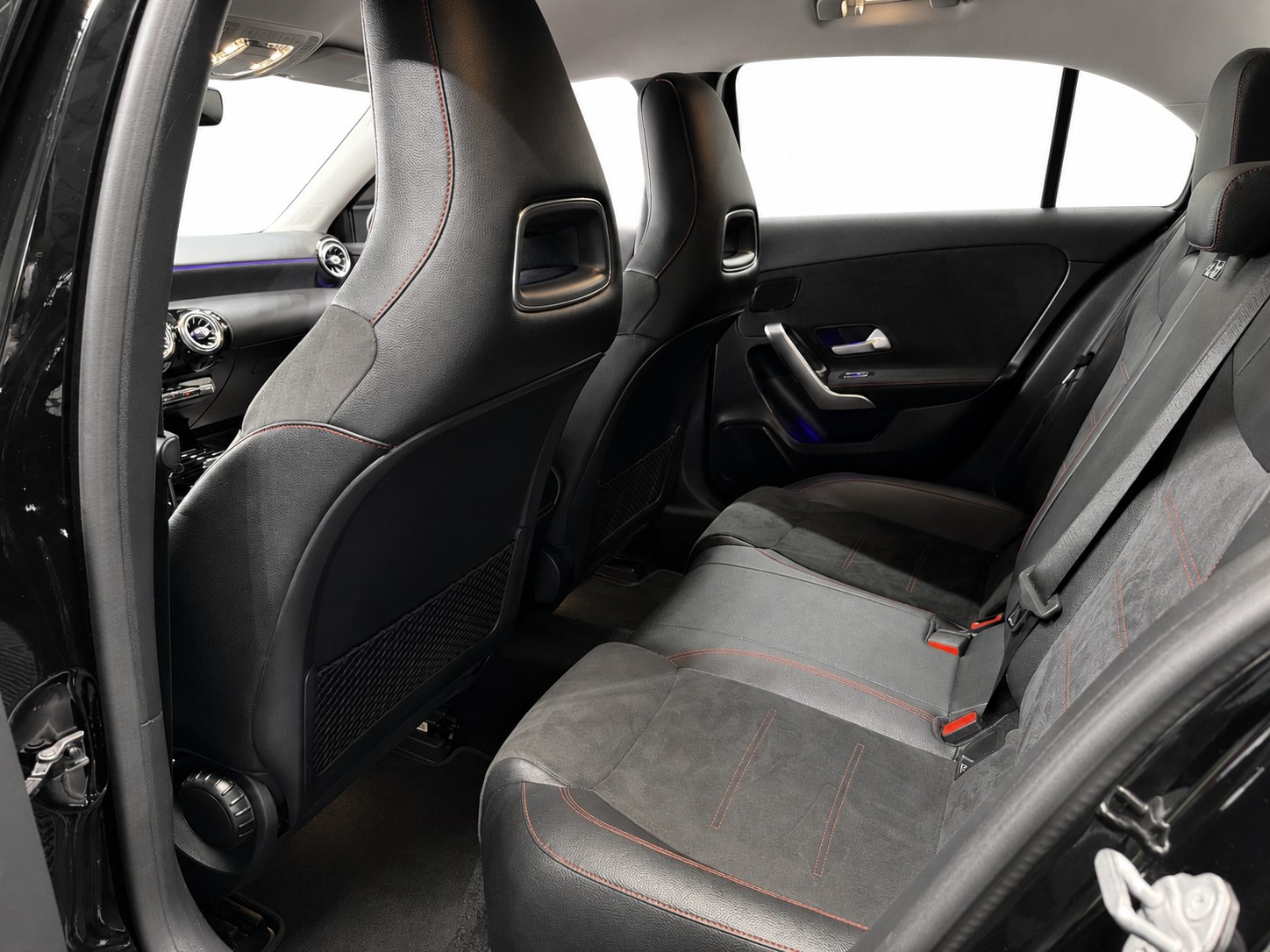 MERCEDES-BENZ A 200 d AMG Line 8G-DCT-image-12