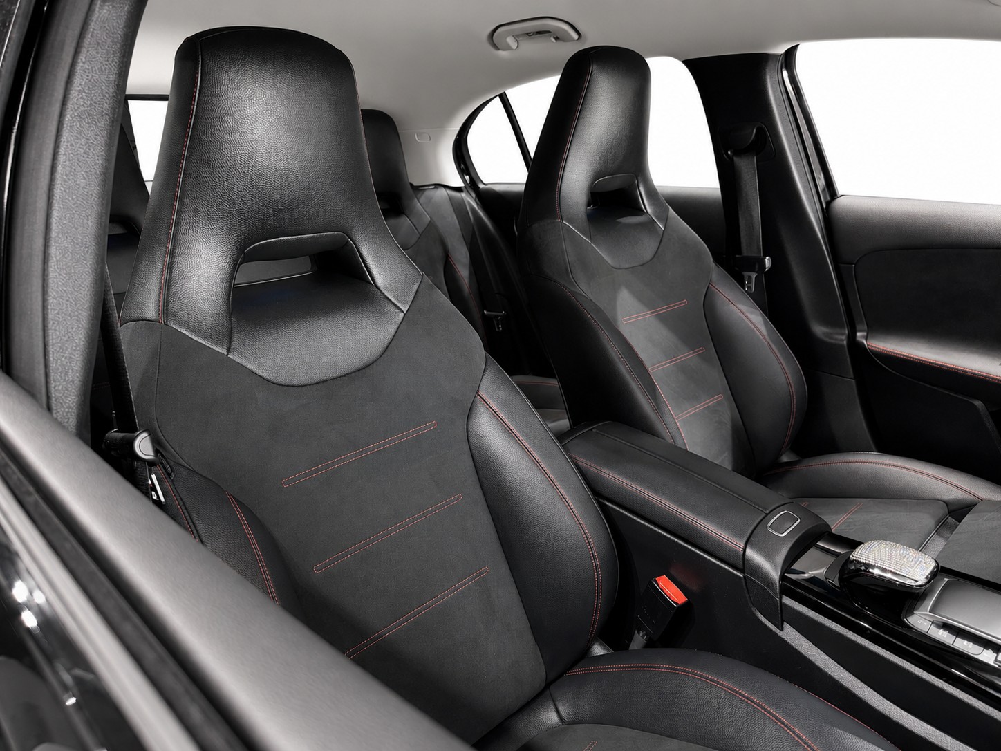 MERCEDES-BENZ A 200 d AMG Line 8G-DCT-image-11