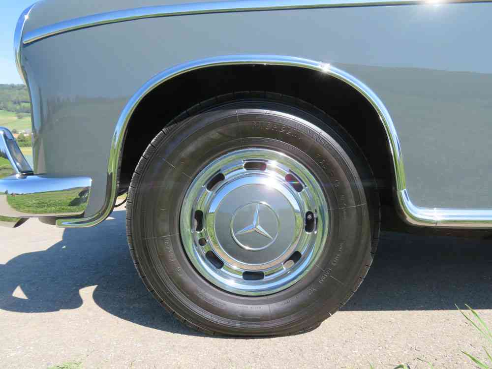 MERCEDES-BENZ 220 S-image-14
