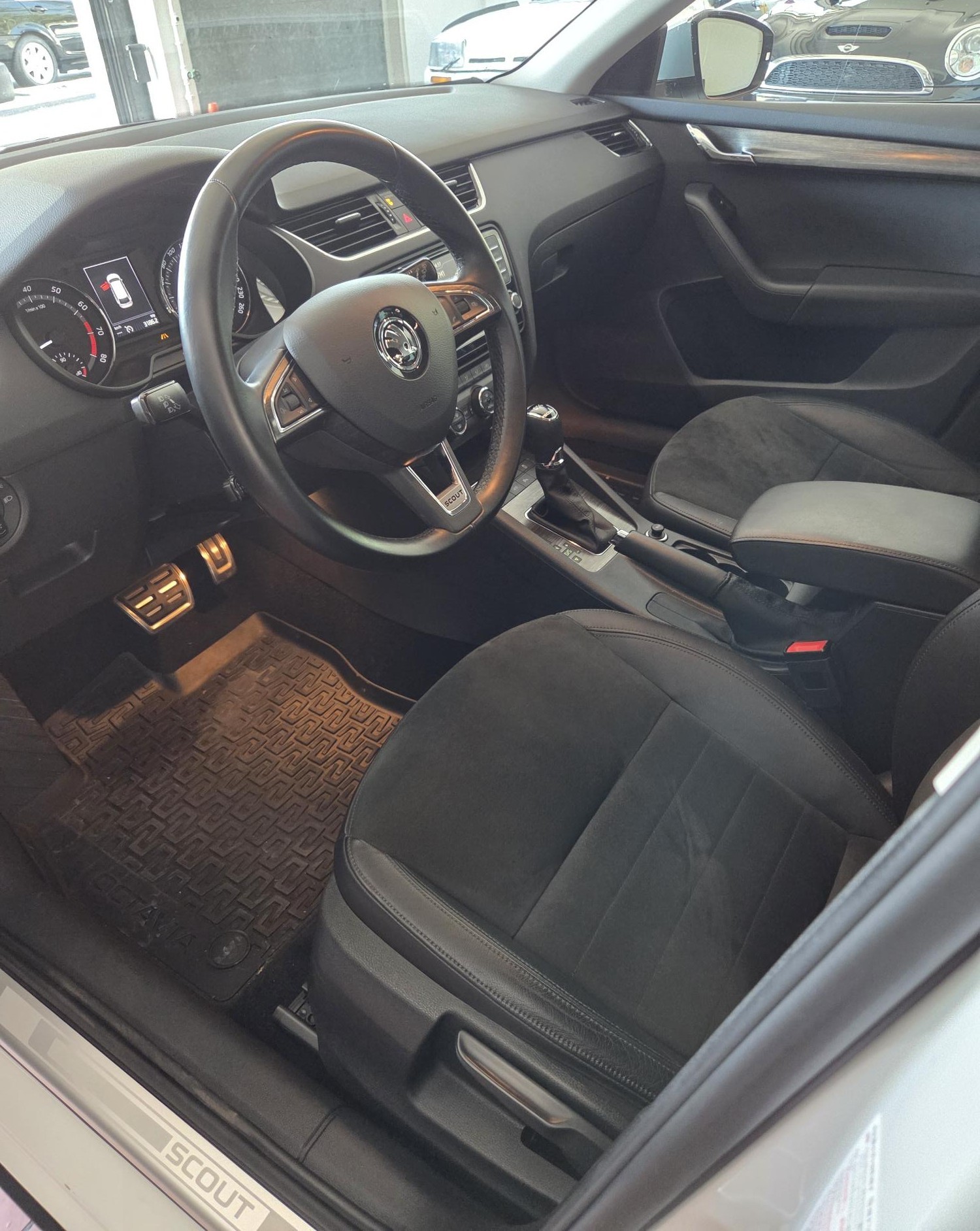 SKODA Octavia Combi 1.8 TSI Scout 4x4 DSG-image-4