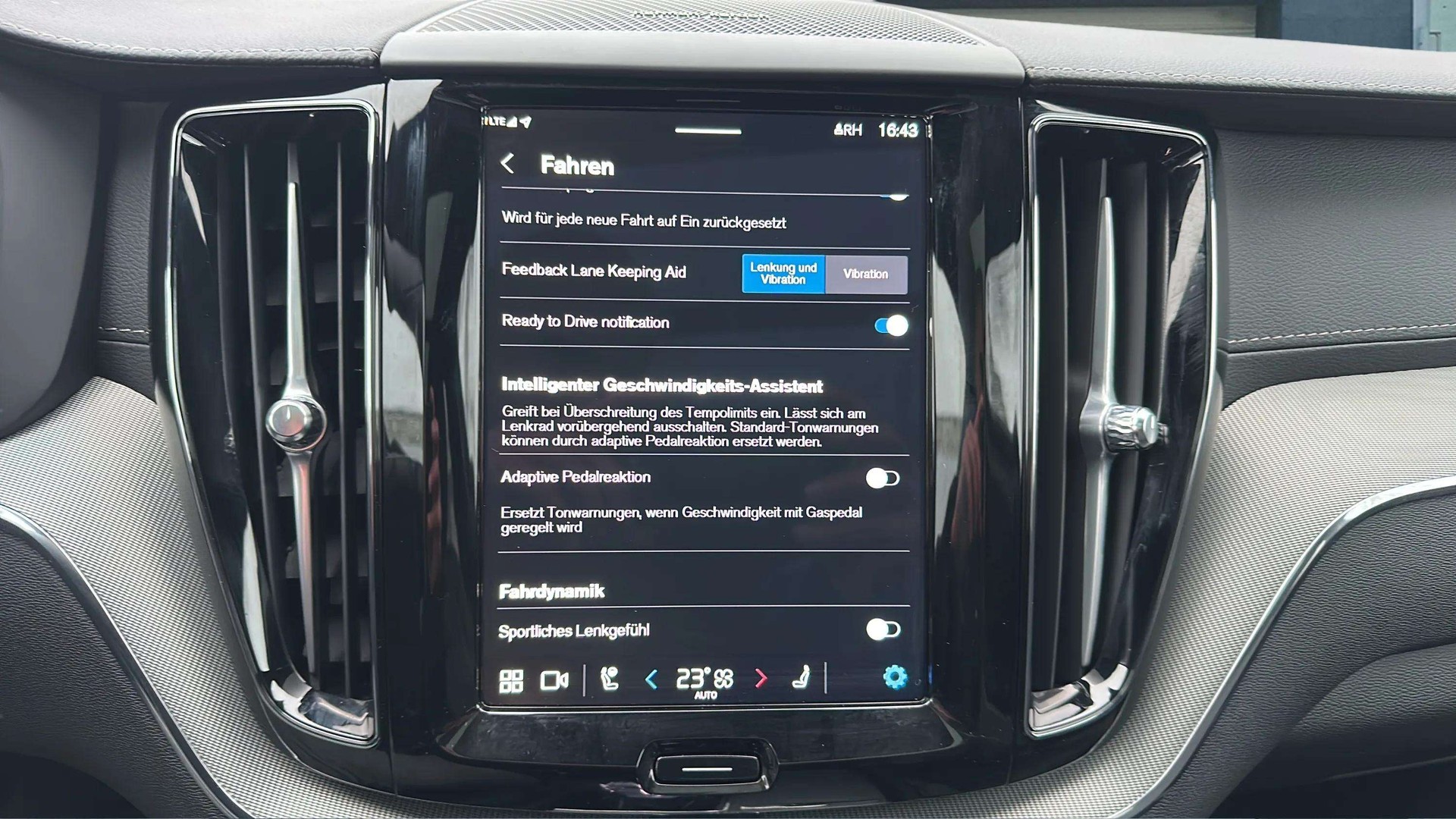 VOLVO XC60 B5 Benzin Mild Hybrid AWD Ultra Dark Geartronic mit AHK & Panoramadach & 5J Werksgarantie oder bis 200000km-image-20