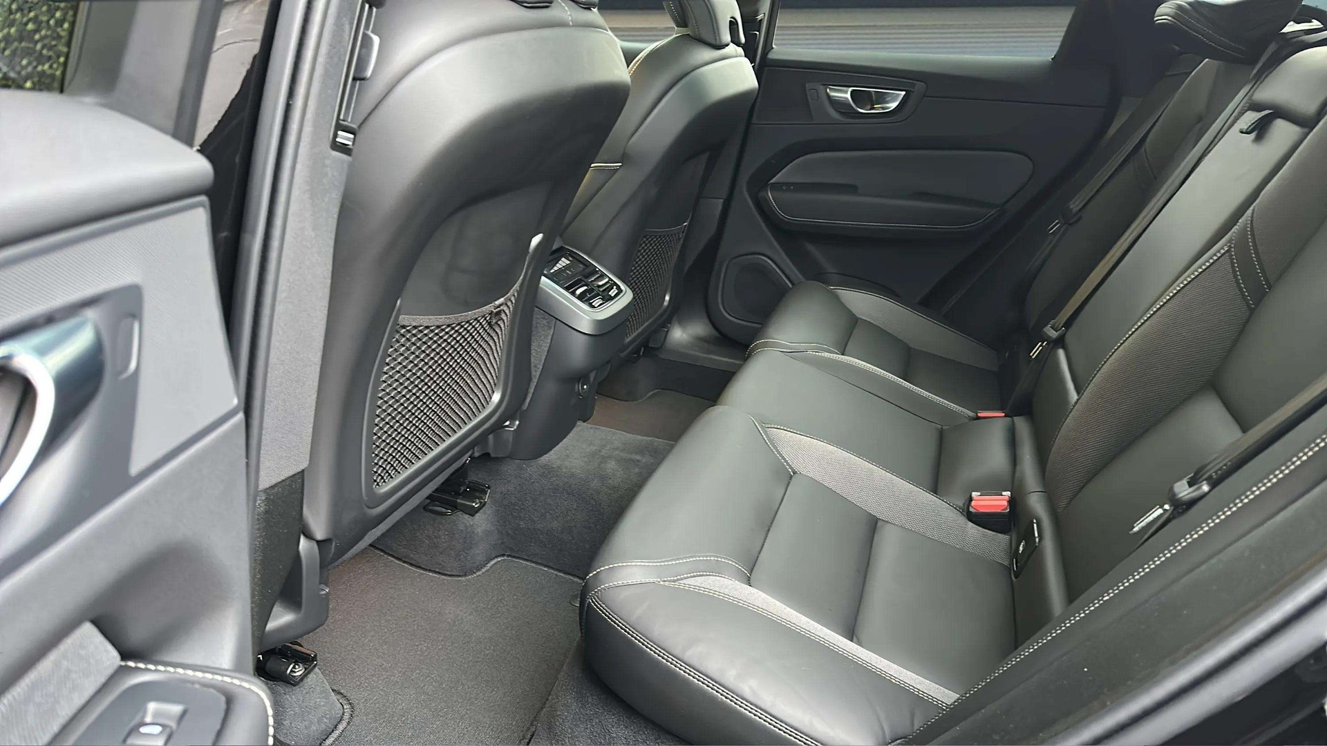 VOLVO XC60 B5 Benzin Mild Hybrid AWD Ultra Dark Geartronic mit AHK & Panoramadach & 5J Werksgarantie oder bis 200000km-image-12