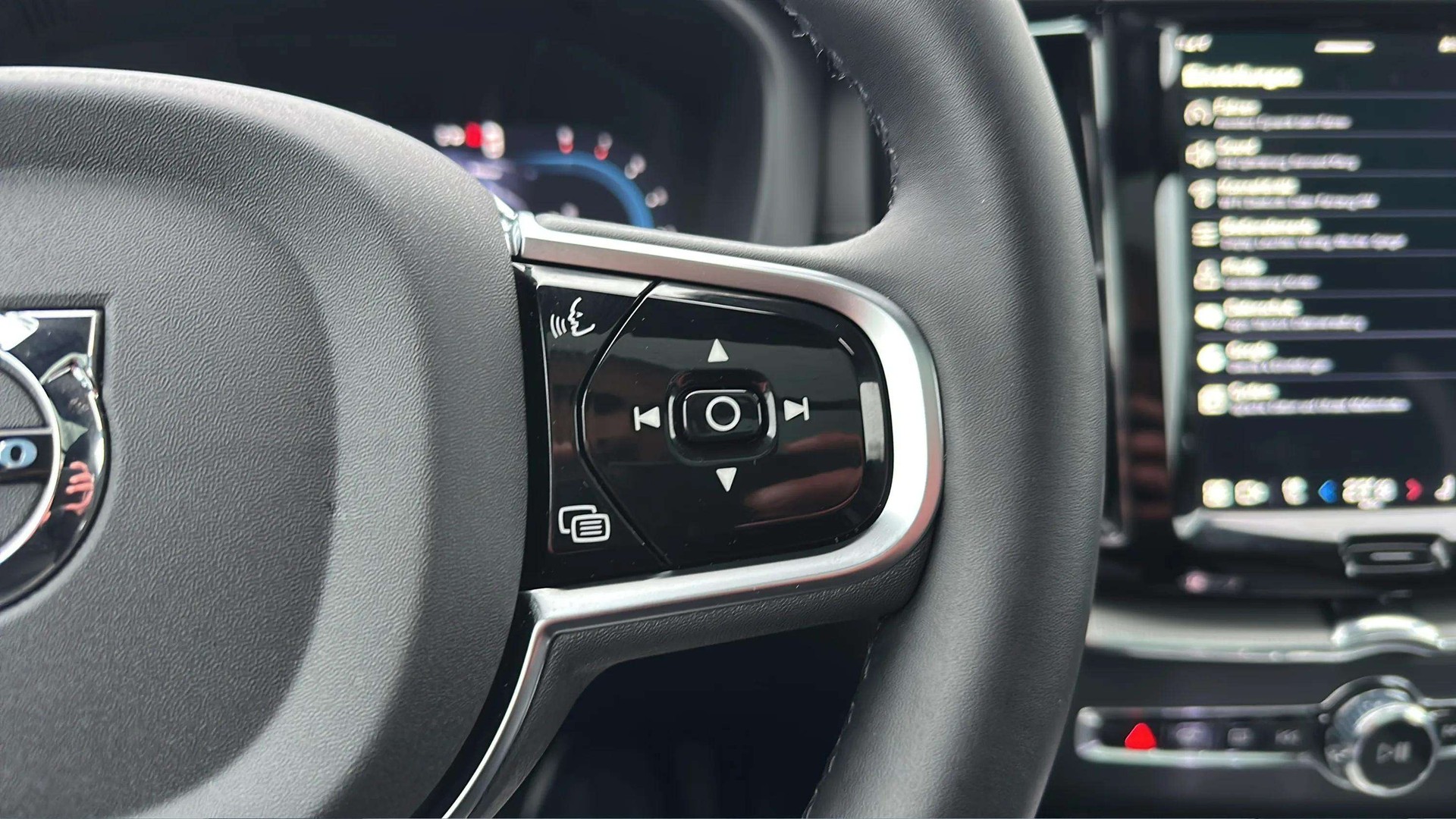 VOLVO XC60 B5 Benzin Mild Hybrid AWD Ultra Dark Geartronic mit AHK & Panoramadach & 5J Werksgarantie oder bis 200000km-image-25